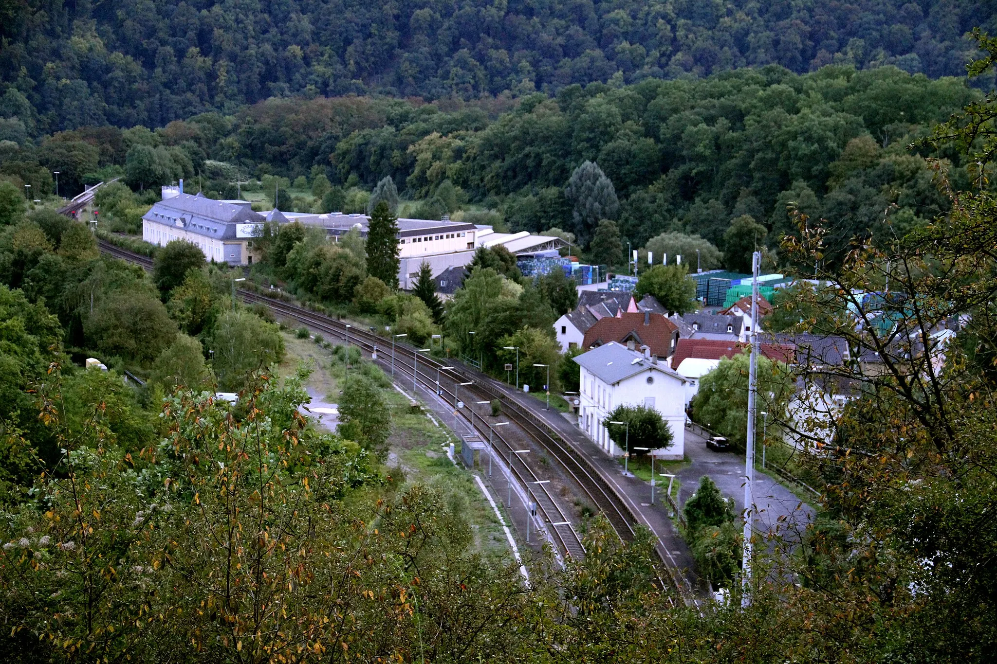 Photo showing: Blick auf de:Fachingen, im Vordergrund der Bahnhof und die de:Lahntalbahn