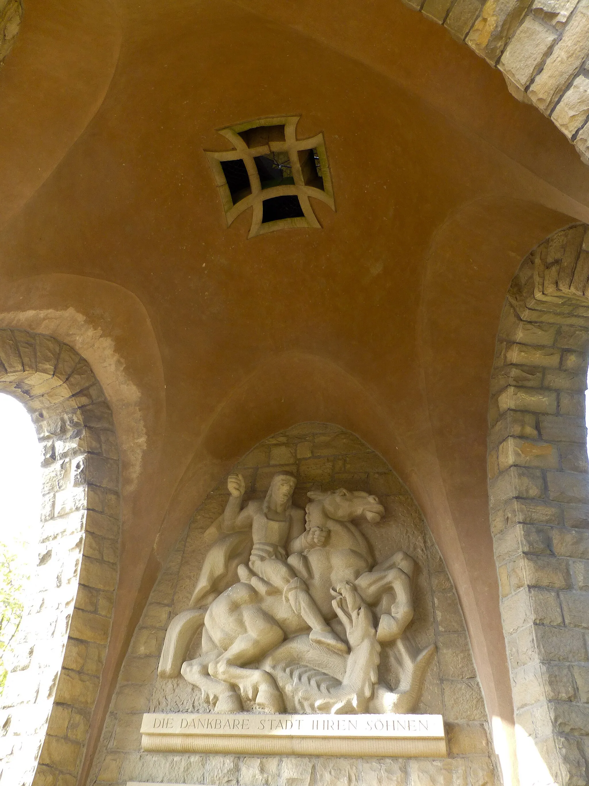 Photo showing: fünfeckiges Kuppelgewölbe mit Gedenkrelief