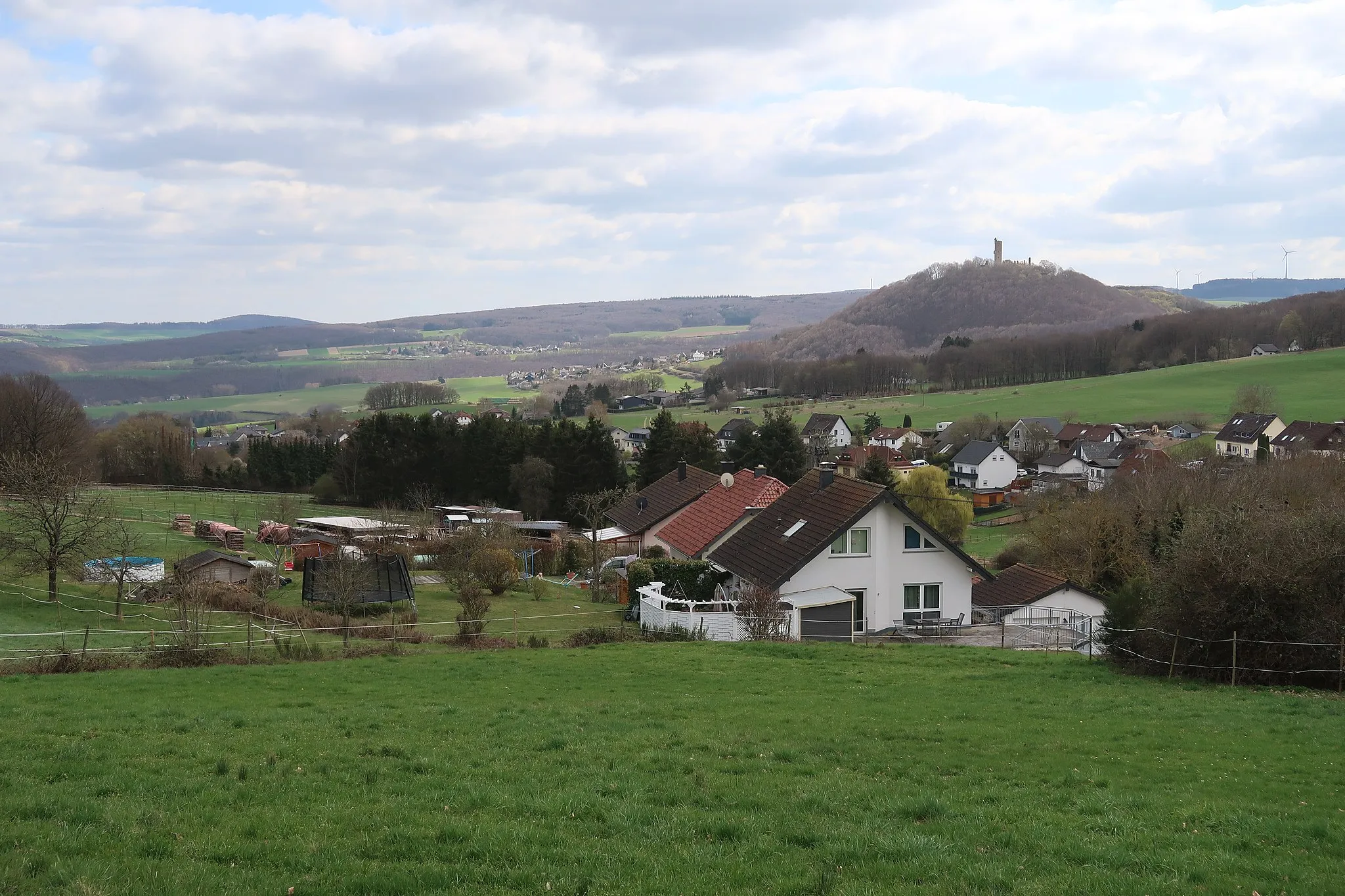 Photo showing: Oberdürenbach, Eifel, Rhineland-Palatinate, Germany. With Burg Olbrück in the background