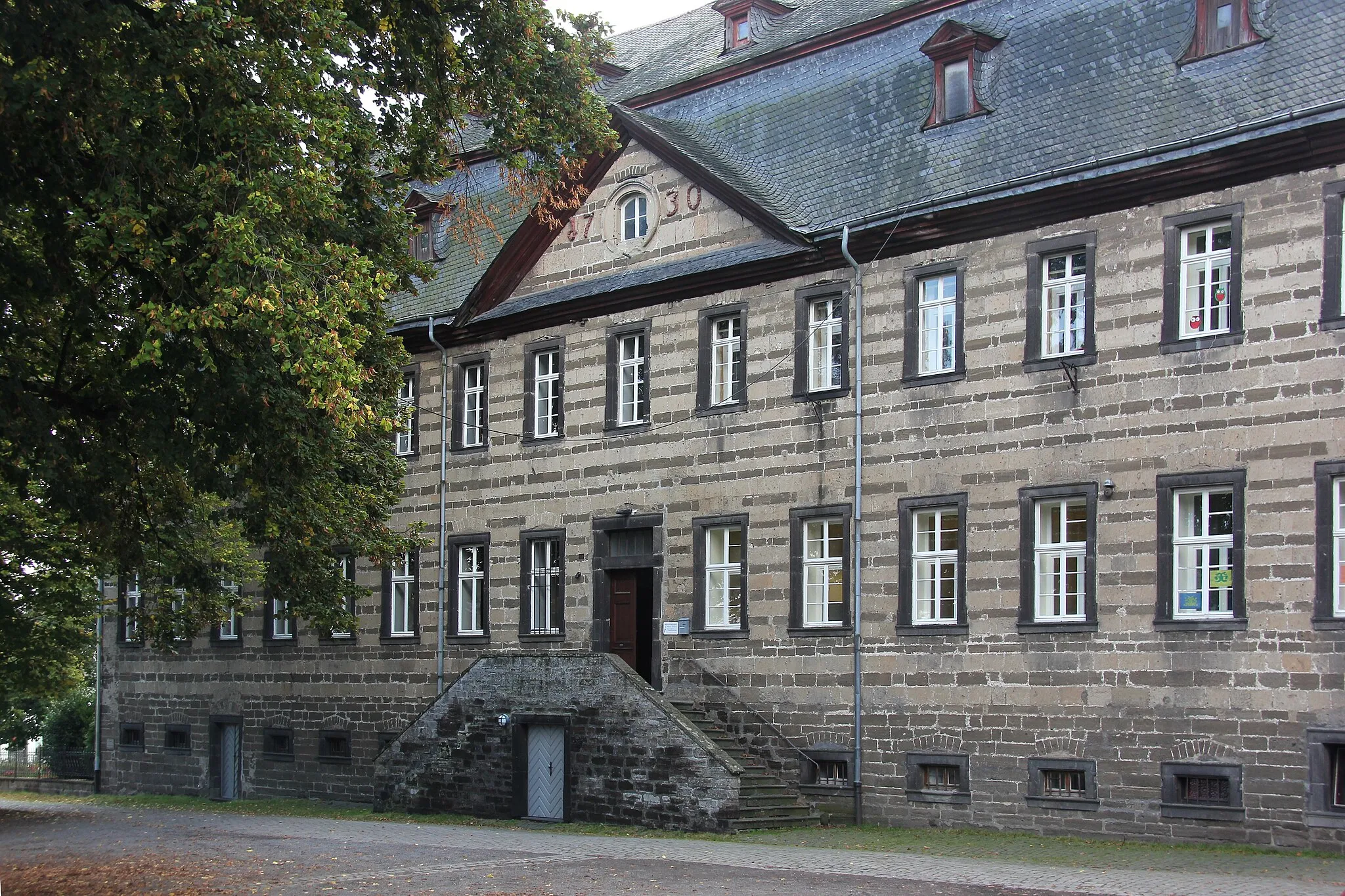 Photo showing: Nordwestseite des Propsteigebäudes in Wehr (Eifel); 1730 errichtet