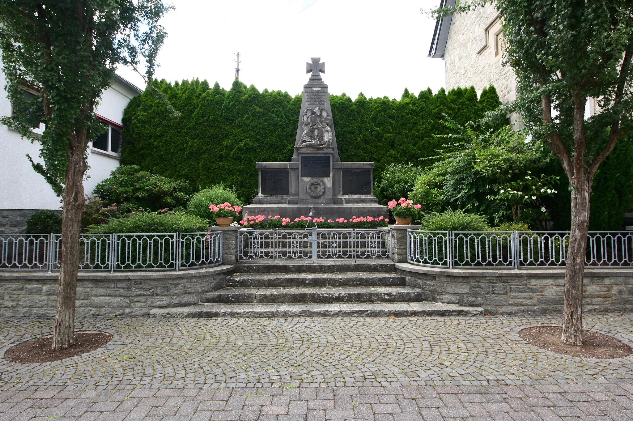 Photo showing: Kriegerdenkmal des Ersten und Zweiten Weltkriegs, Leuterod, Westerwald, Rheinland-Pfalz, Deutschland