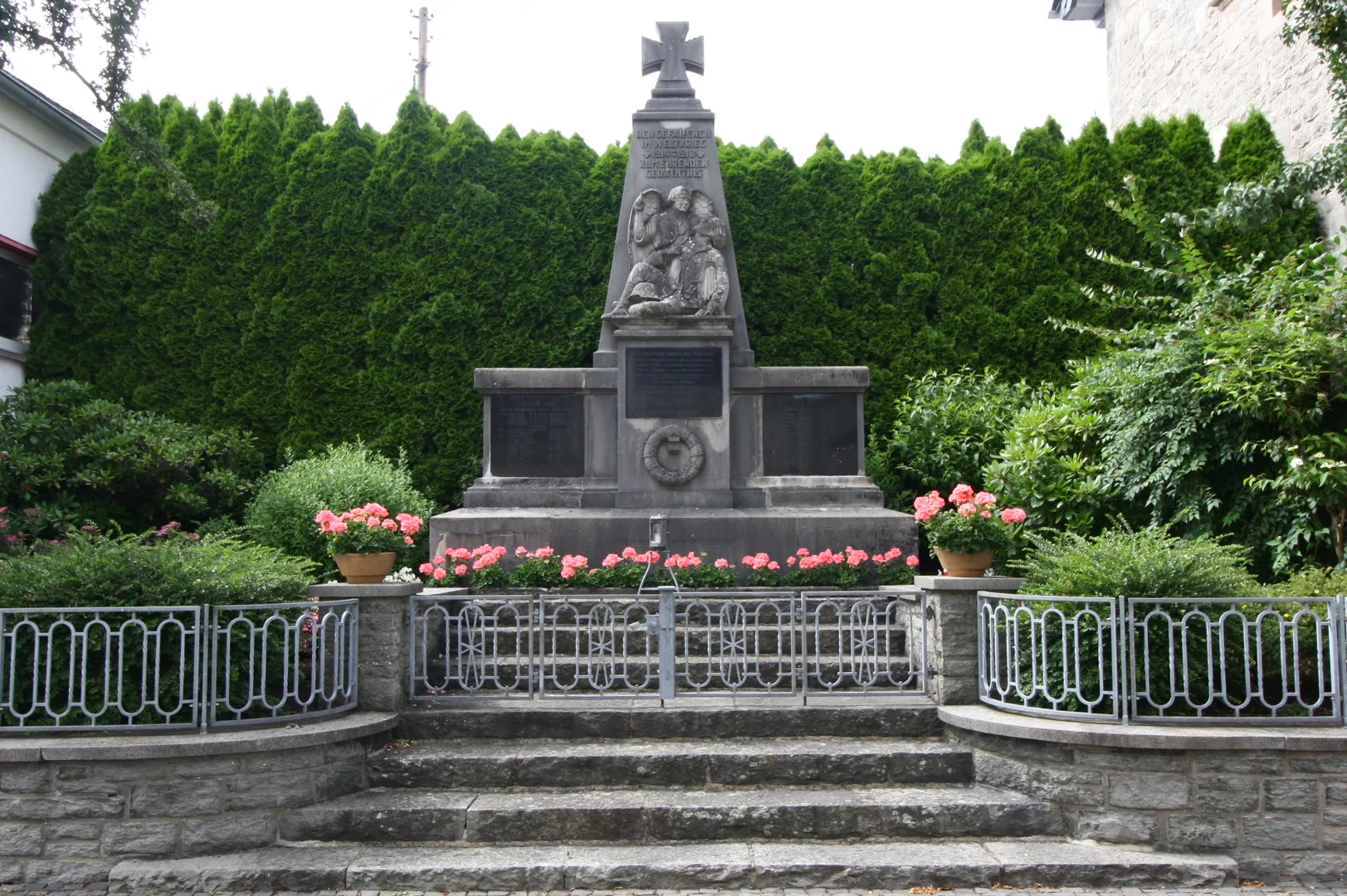 Photo showing: Kriegerdenkmal des Ersten und Zweiten Weltkriegs, Leuterod, Westerwald, Rheinland-Pfalz, Deutschland