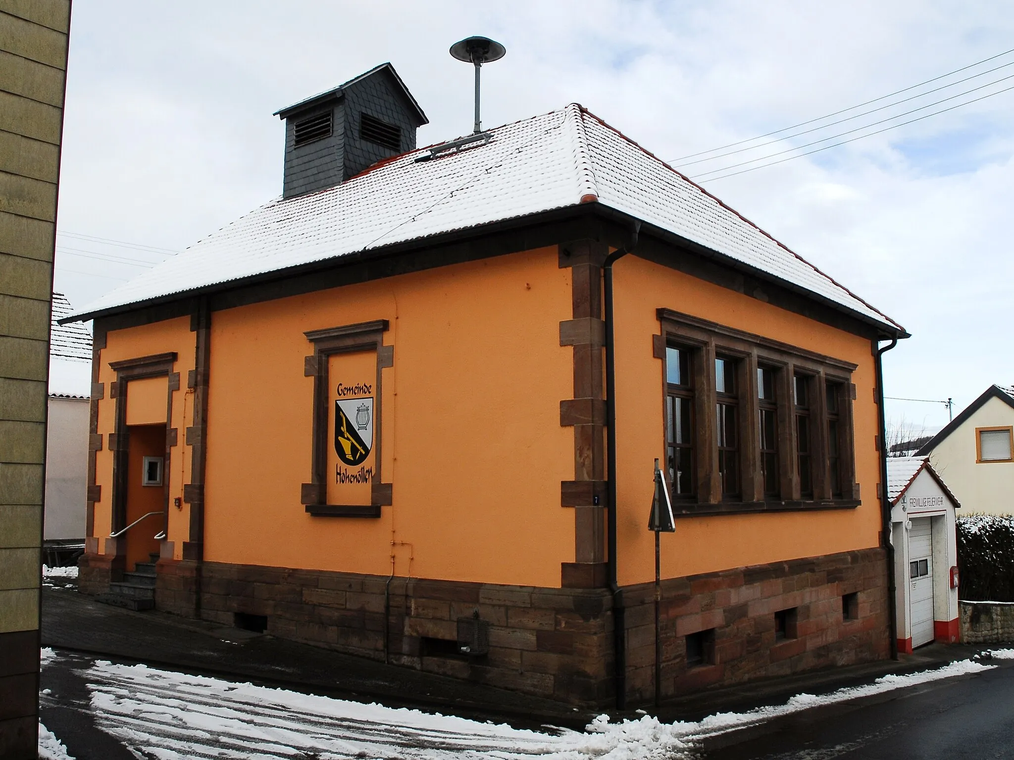 Photo showing: Eines von drei ehemaligen Schulhäusern in Hohenöllen, Vordergasse 7: eingeschossiger Walmdachbau mit Dachreiter, 1898, Architekt Bezirksbaumeister Kleinhans.