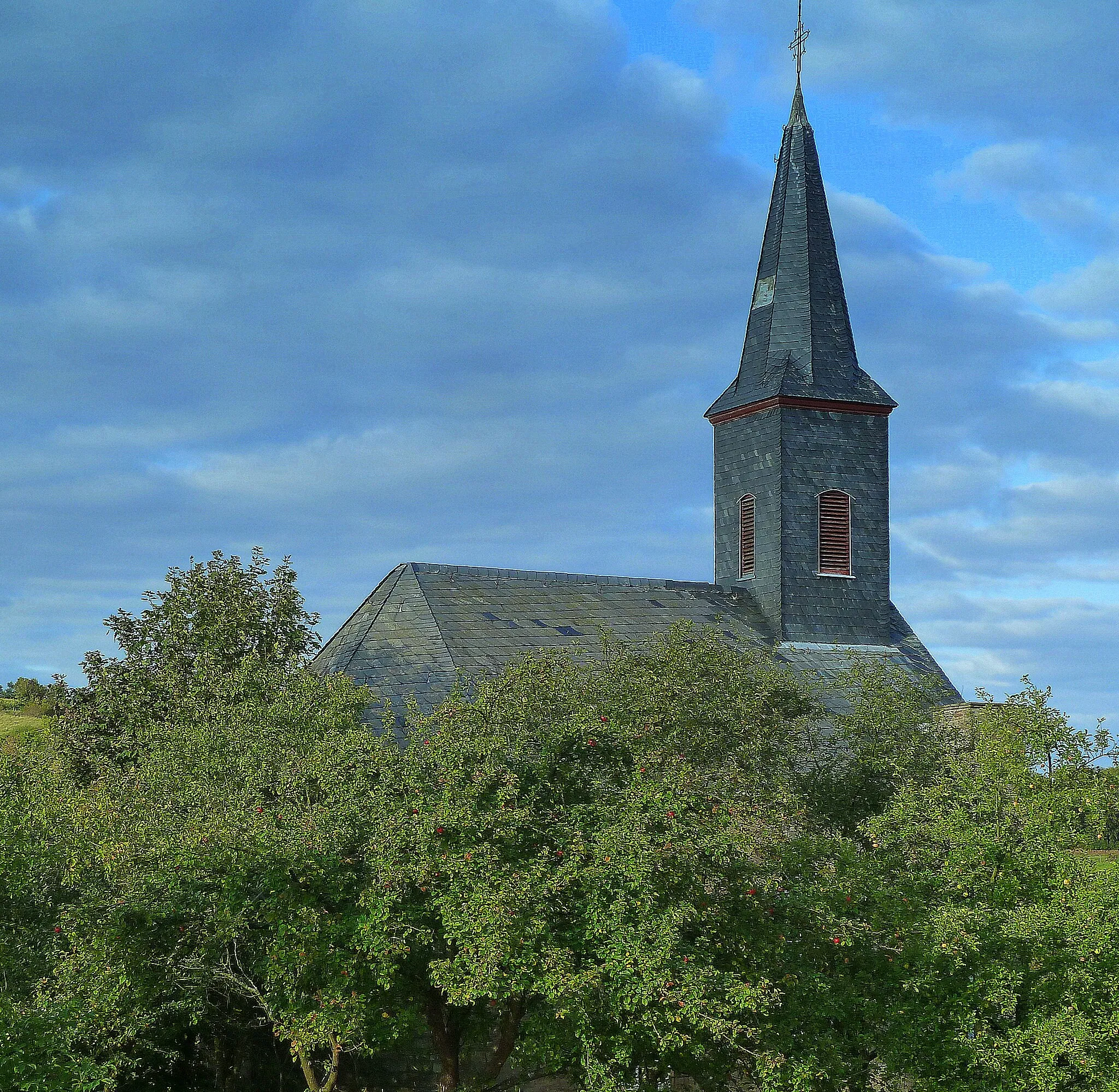 Photo showing: Die ev. Kirche in Daubach wurde in der zweiten Hälfte des 19. Jahrhundert erbaut.