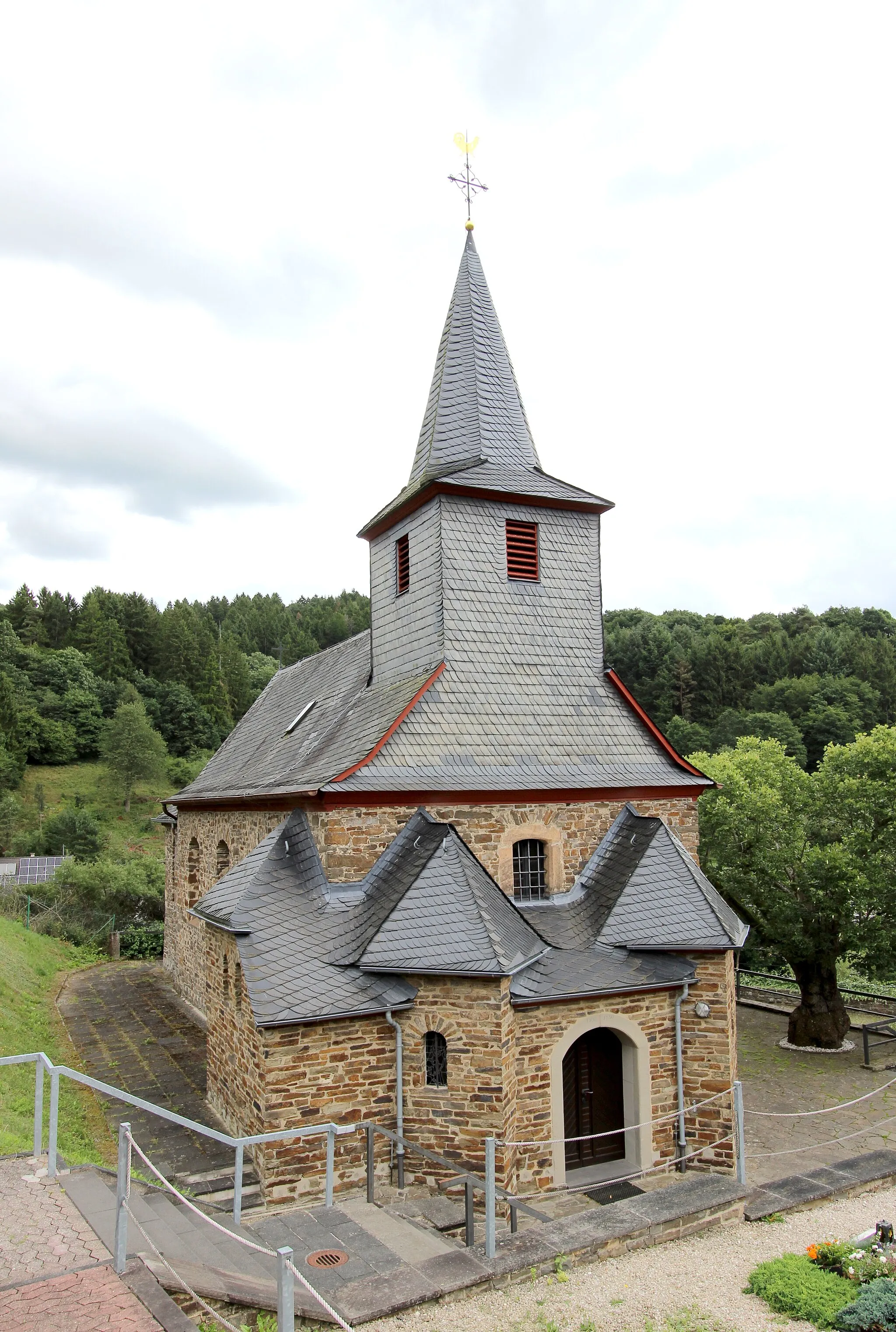 Photo showing: 53505 Kirchsahr, Kirchweg. Barocker Saalbau, 1729/30, Sakristeianbau von 1769. Aufnahme von 2017.