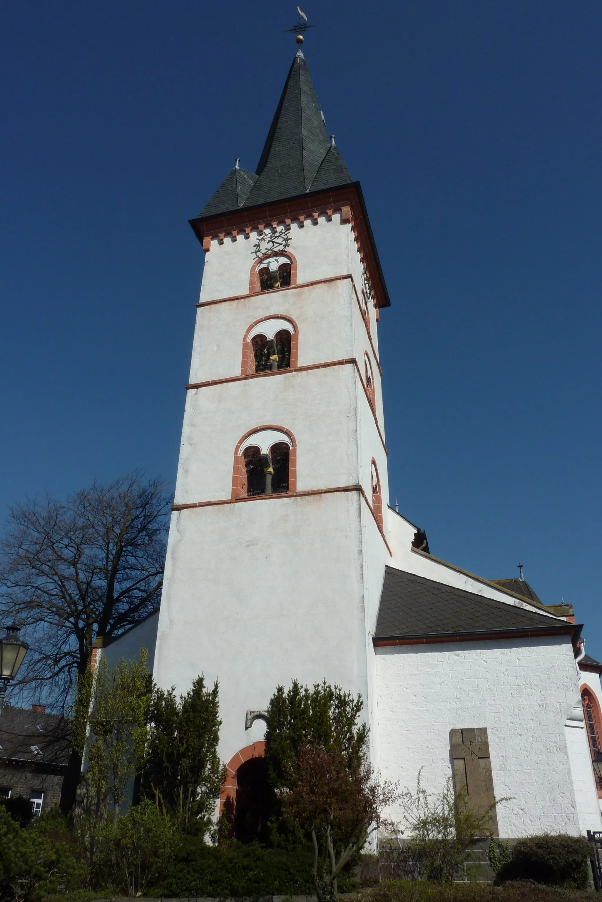 Photo showing: Katholische Pfarrkirche St. Genovefa mit romanischem Turm, im Stadtteil Obermendig von Mendig