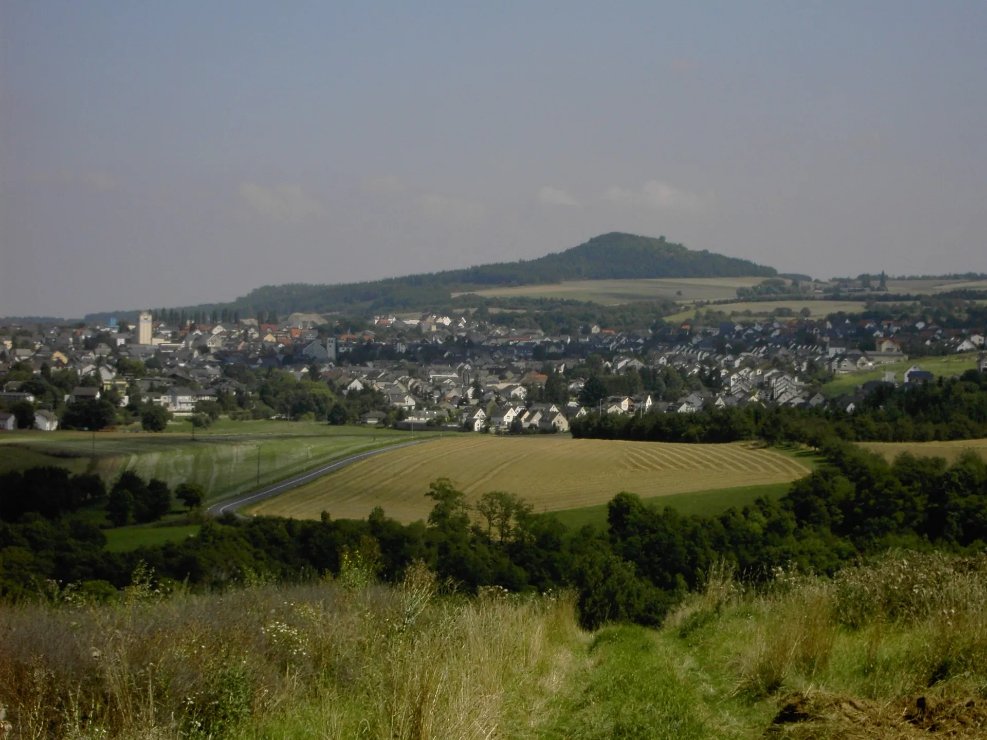 Photo showing: Ochtendung, zwischen dem Standort des Fotografen und dem Ort das Nettetal, im Hintergrund der Karmelenberg (selbst fotgrafiert / gemeinfrei)