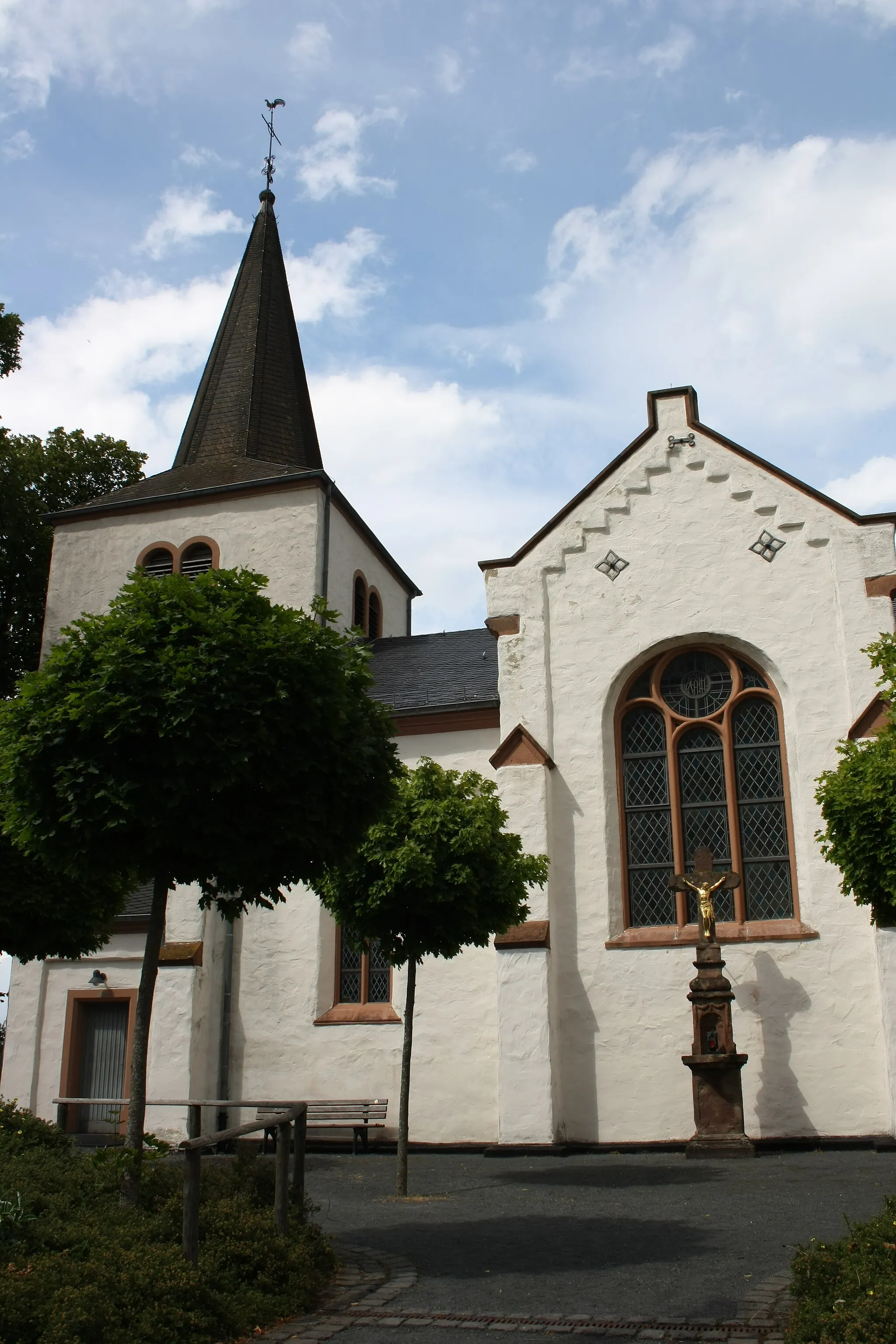 Photo showing: Katholische Pfarrkirche St. Cyriacus in Hümmel, Außenaufnahme mit Kreuz