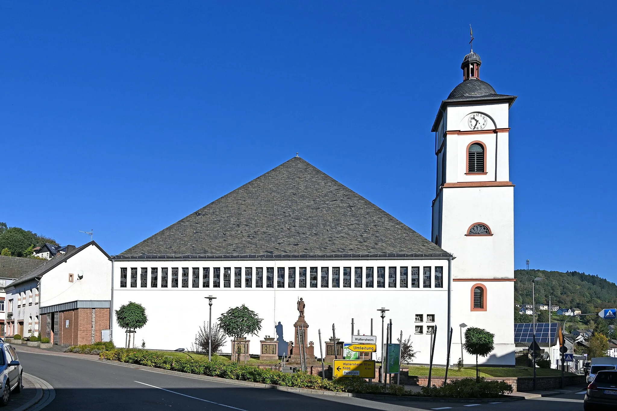 Photo showing: St. Nikolaus (Birresborn), Südseite mit klassizistischem Ostturm