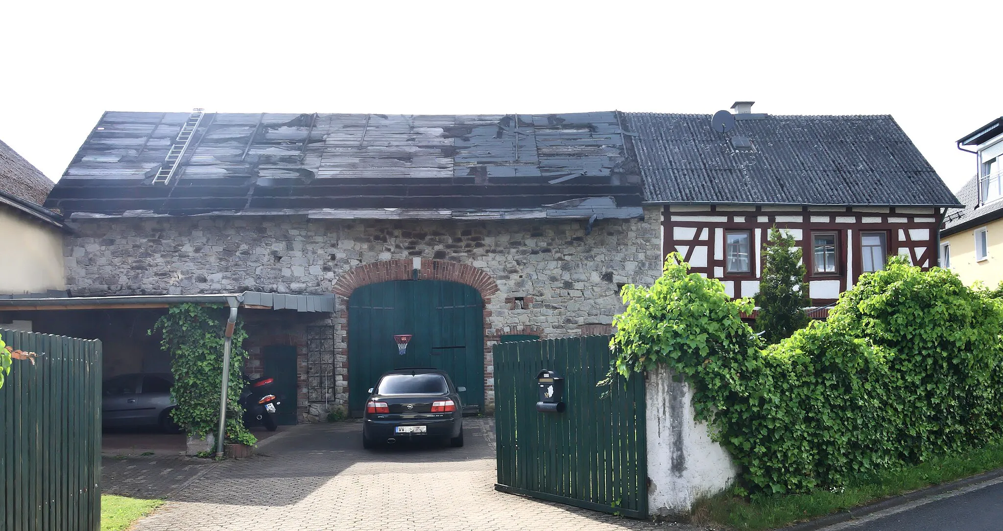 Photo showing: Cultural heritage monument Mittelstraße 11, Deesen, Westerwaldkreis, Germany. Half-timbered house, partly massive, from the 18th century. Quarry stone barn from around 1900.