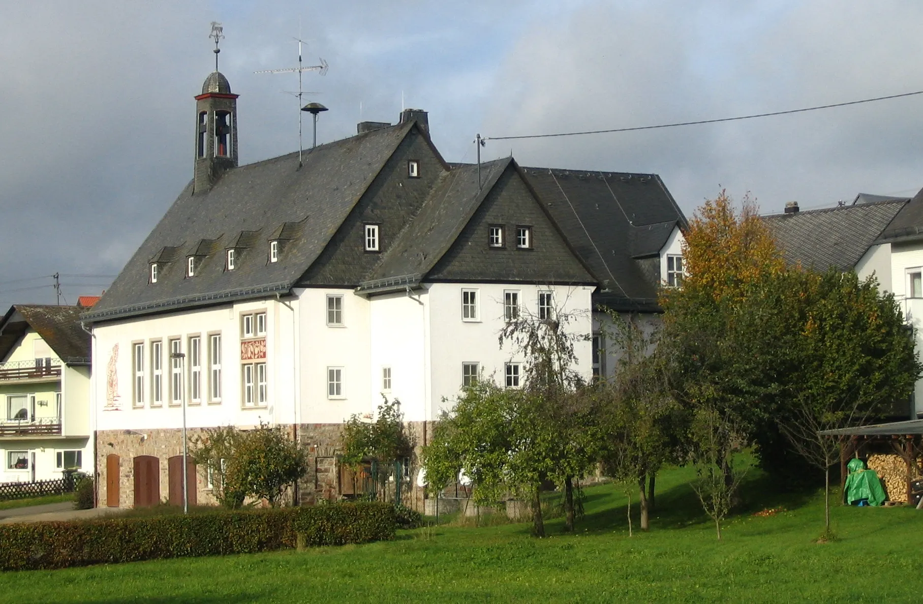 Photo showing: Gemeindehaus im Dorfzentrum am Simmerbach.