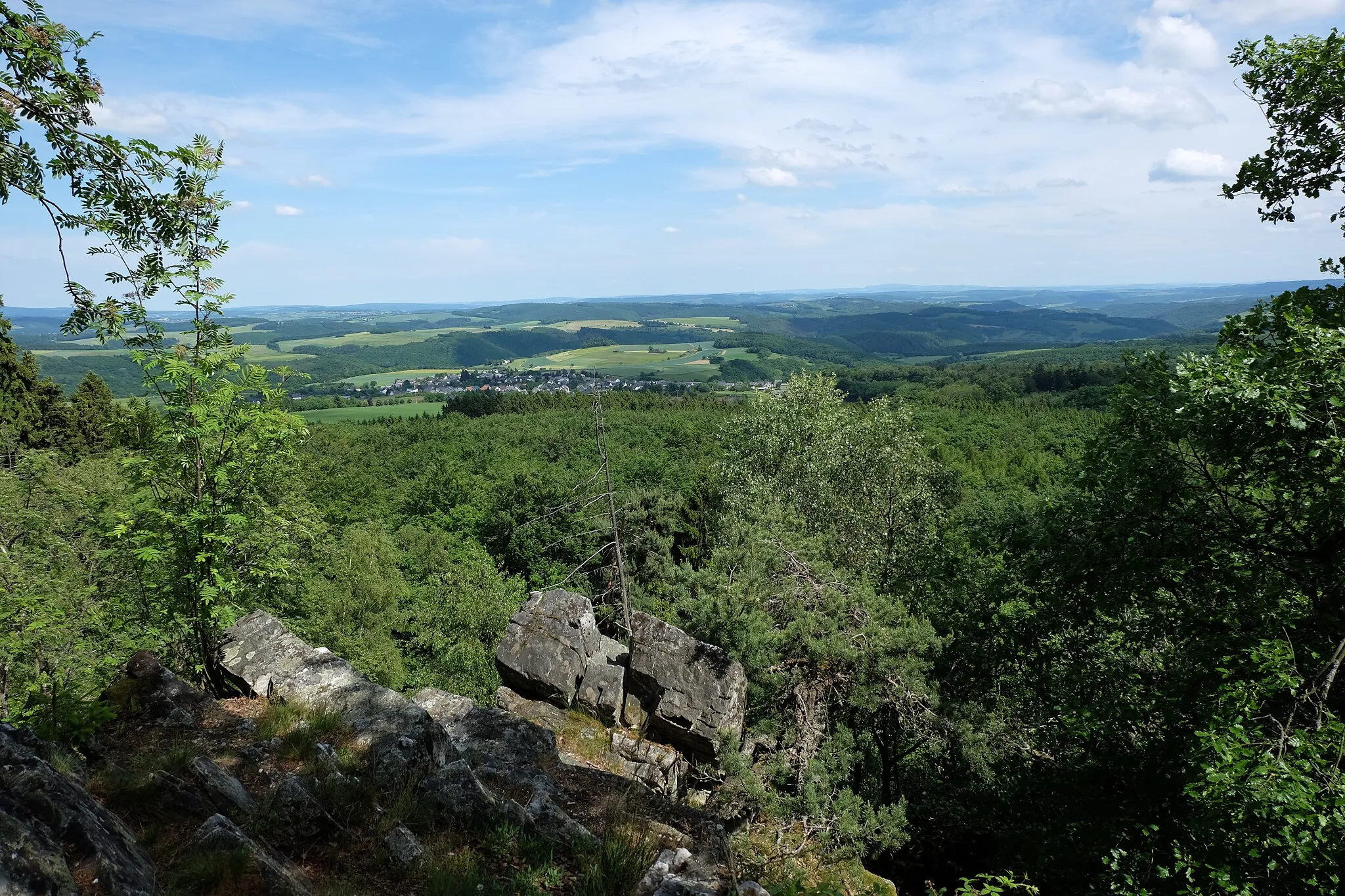 Photo showing: Blick von der Mörschieder Burr nach Mörschied; Vordergrund im Naturschutzgebiet „Mörschieder Borr (Burr)“