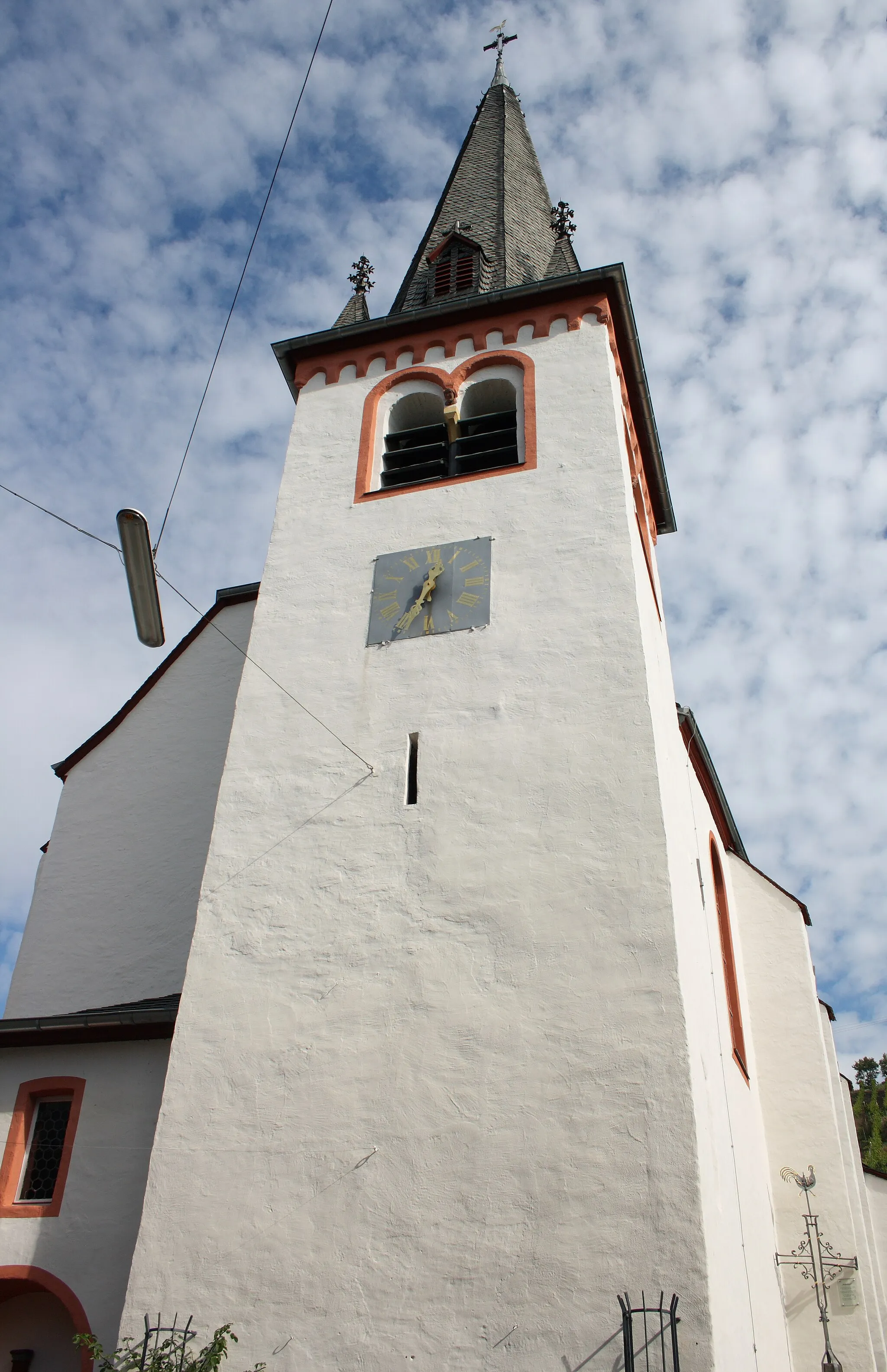 Photo showing: Katholische Pfarrkirche St. Nikolaus in Mesenich im Landkreis Cochem-Zell (Rheinland-Pfalz), romanischer Westturm, um 1200