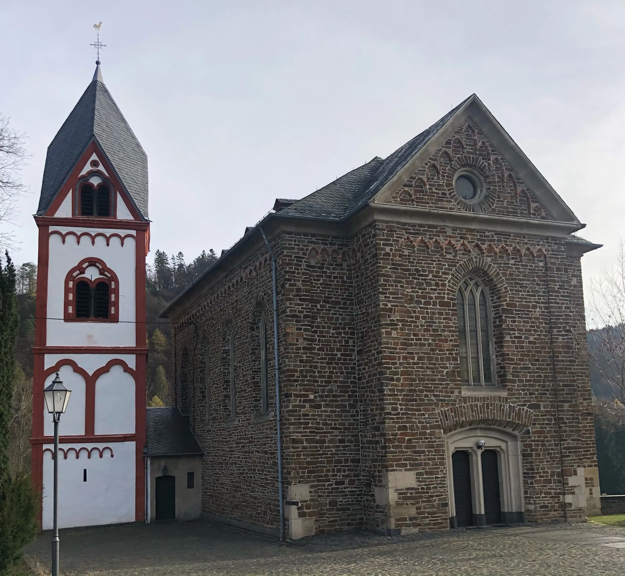 Photo showing: Kirchengebäude mit Glockenturm in Kaltenborn in der Eifel, Rheinland-Pfalz, Deutschland