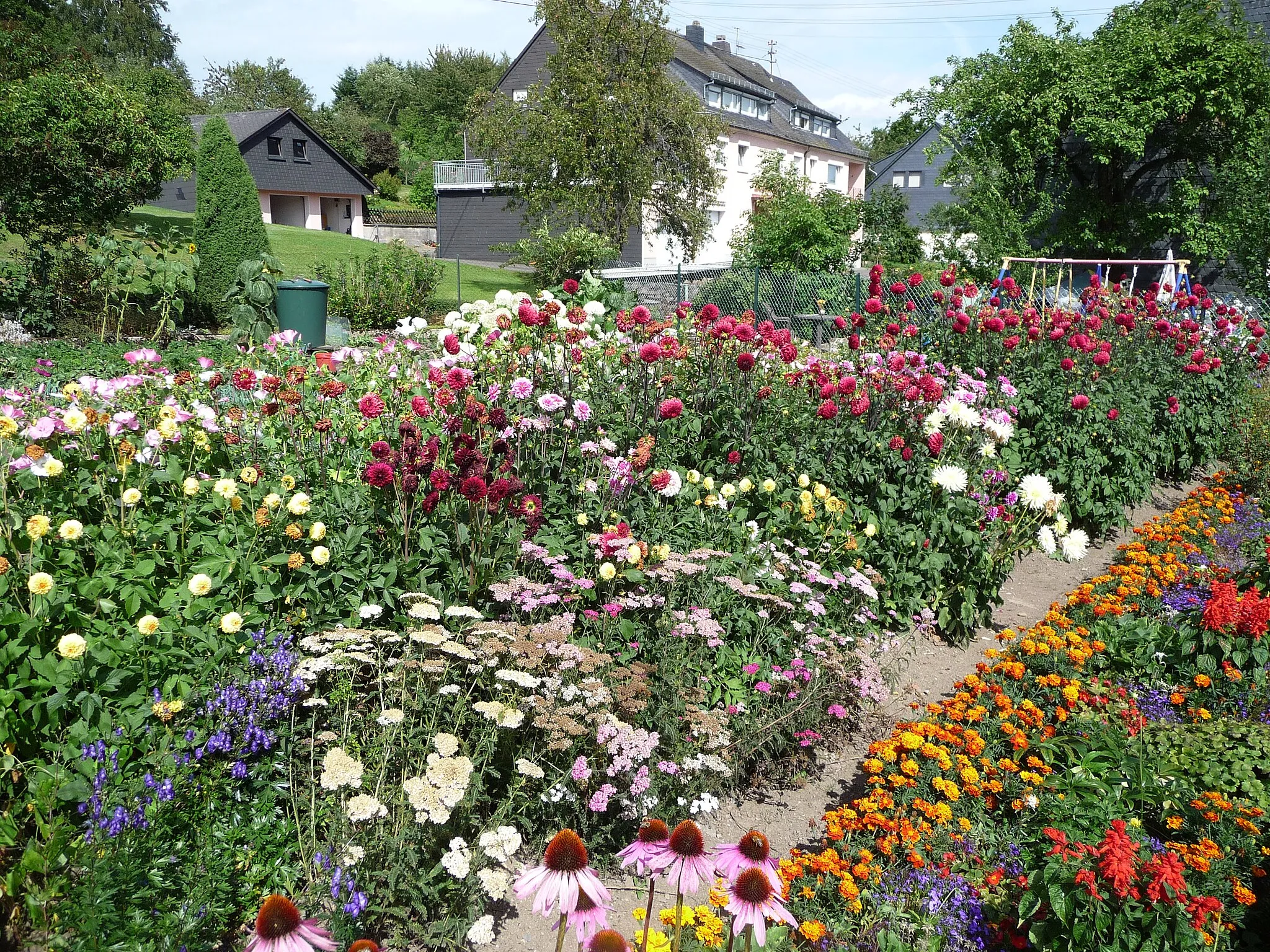 Photo showing: Schwollen - Blumengarten