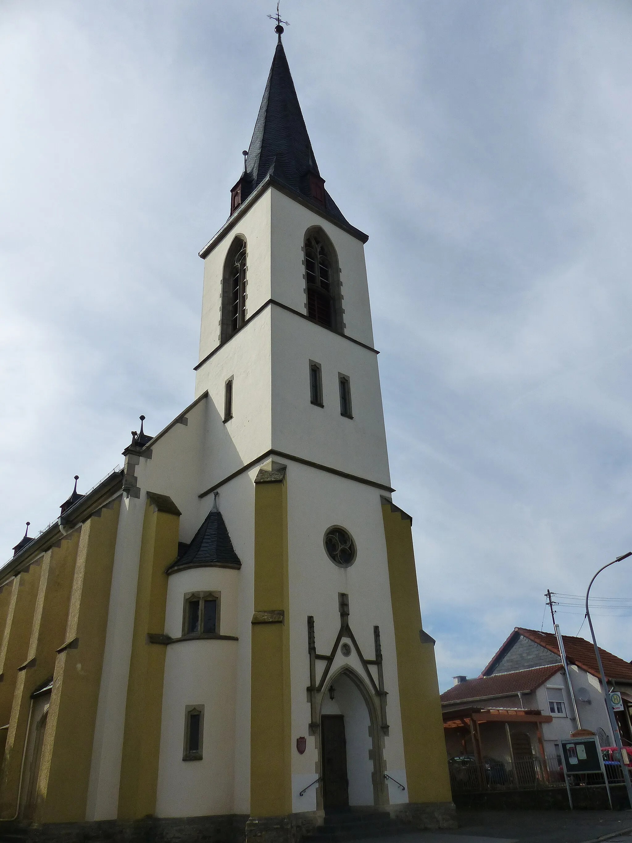 Photo showing: Die neugotische kath. Pfarrkirche Mariä Himmelfahrt in Oberhausen bei Kirn wurde 1897/1898 erbaut