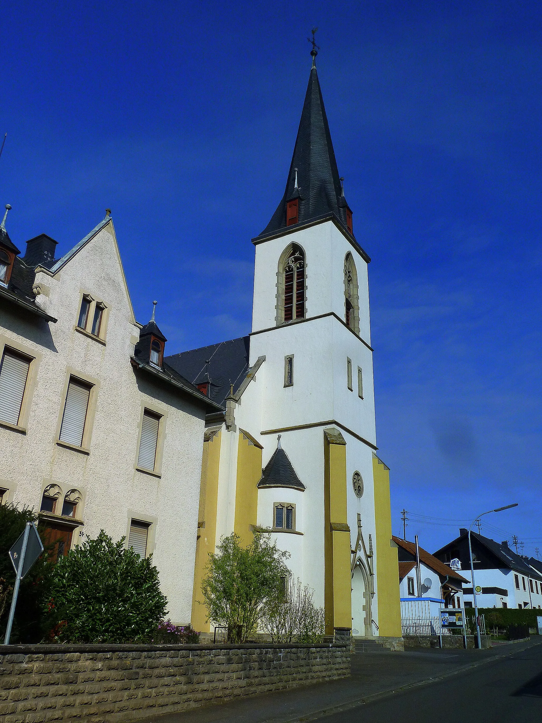 Photo showing: Die neugotische kath. Pfarrkirche iMariä Himmelfahrt in Oberhausen bei Kirn wurde 1897/1898 erbaut