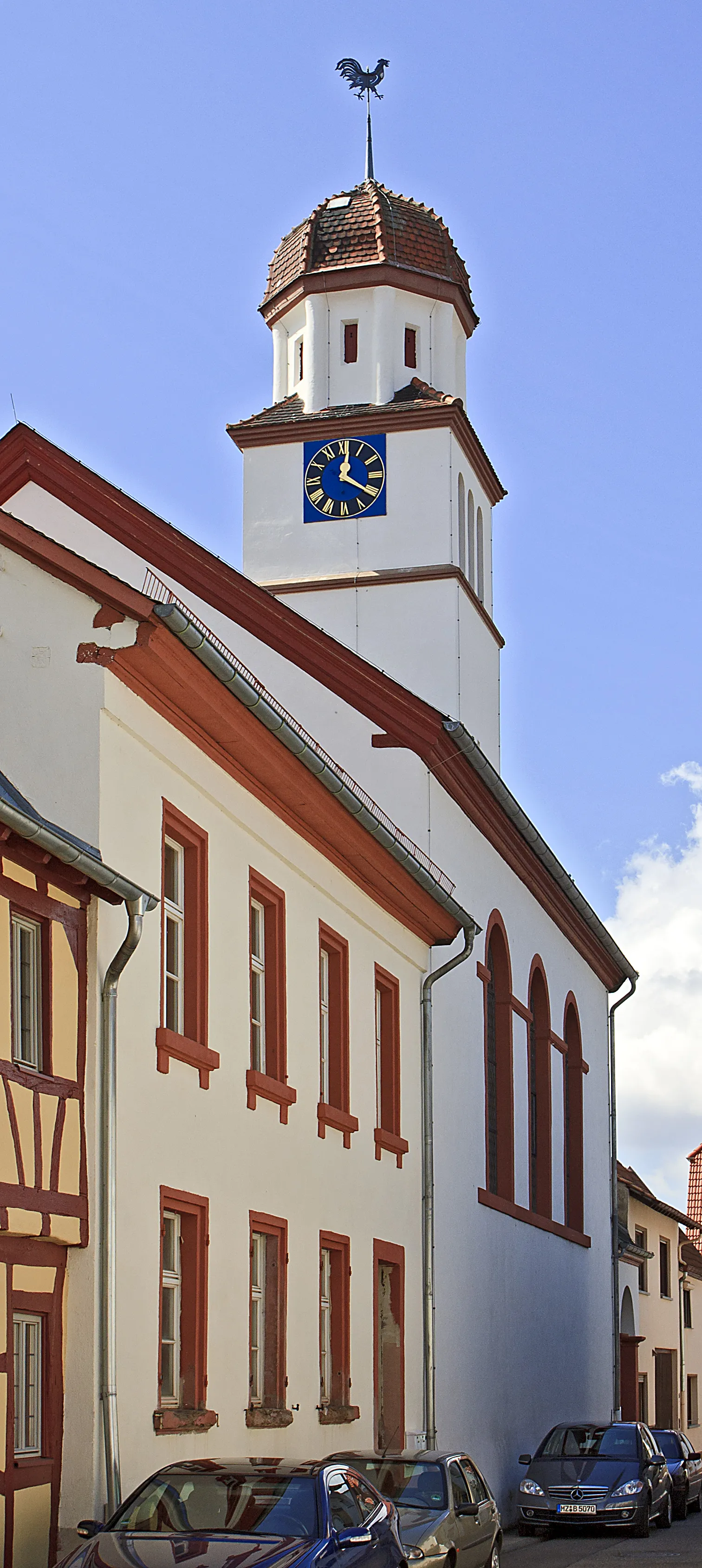 Photo showing: Grolsheim, links im Bild das ehemalige Schulhaus, rechts die Evangelische Pfarrkirche