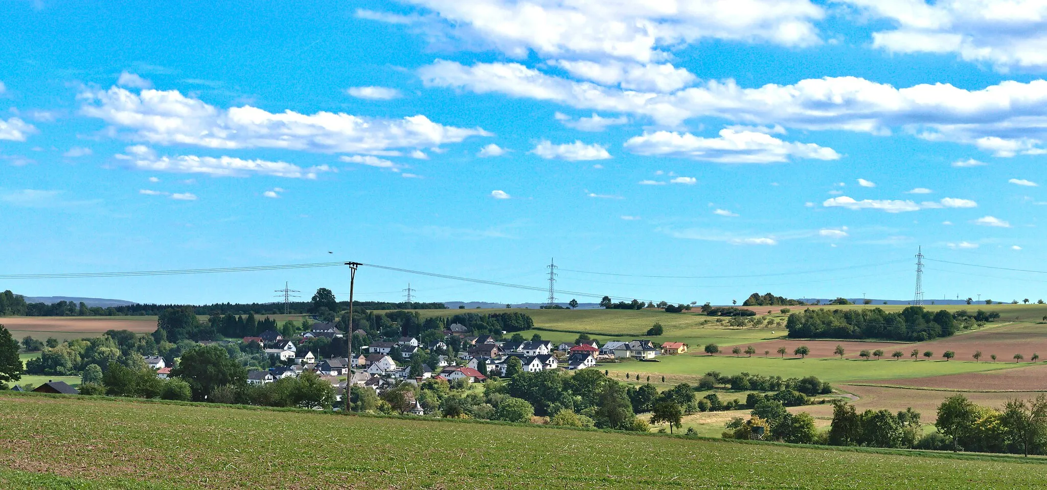 Photo showing: View over Niederhofen village. Seen from northwest. Location: Landkreis Neuwied, Germany