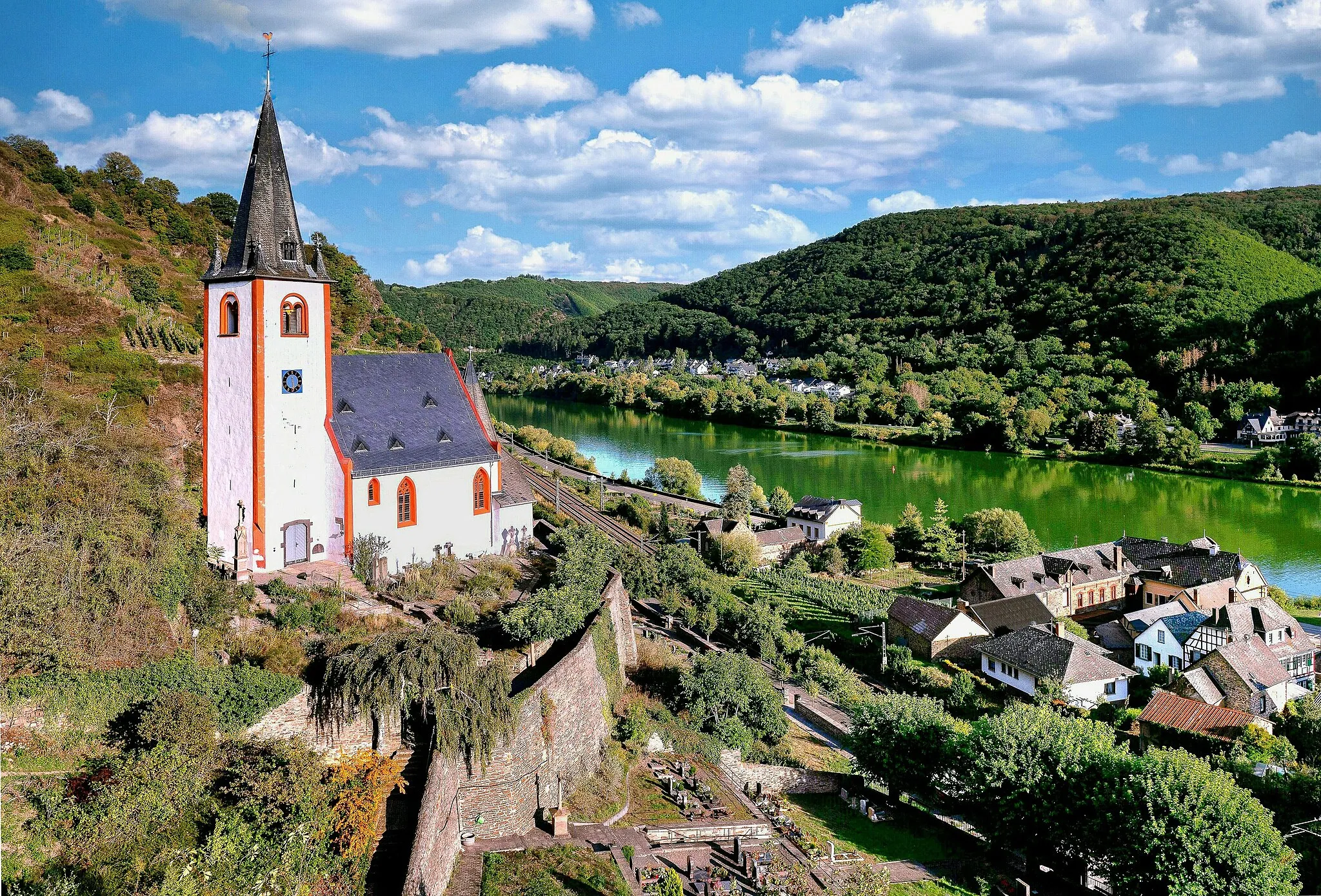 Photo showing: Die katholische Pfarrkirche Sankt Johannes liegt hoch über dem Ort.