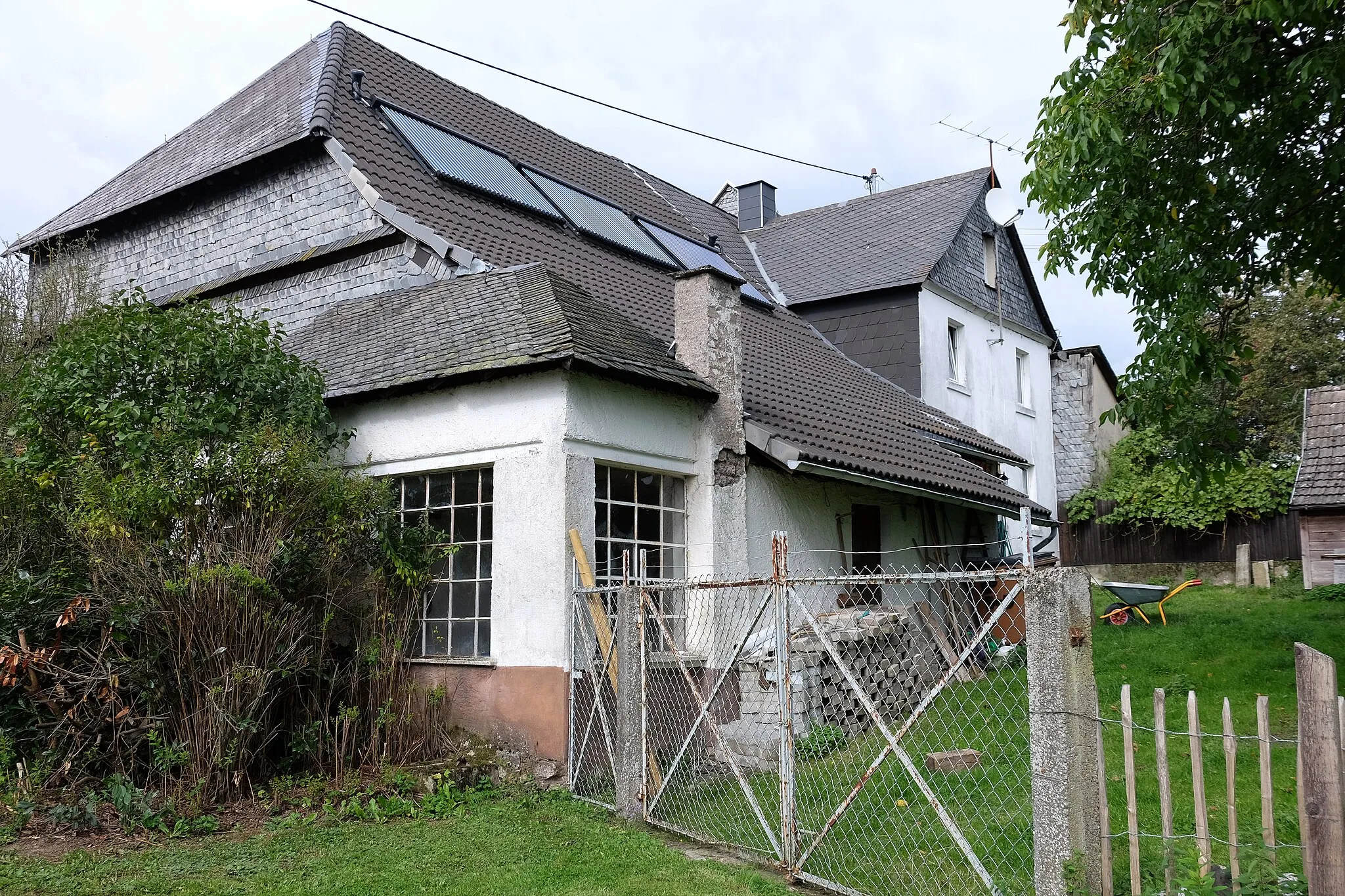 Photo showing: 55758 Herborn, Kulturdenkmal Quereinhaus, rückwärtiger Schleifereiraum