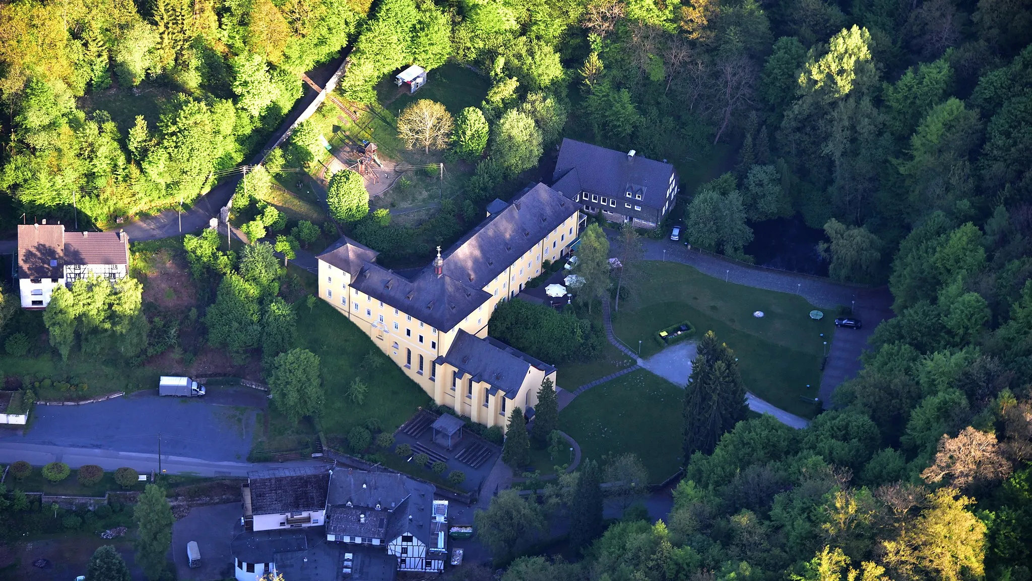 Photo showing: Kloster Marienthal (Westerwald), Luftaufnahme (2017)
