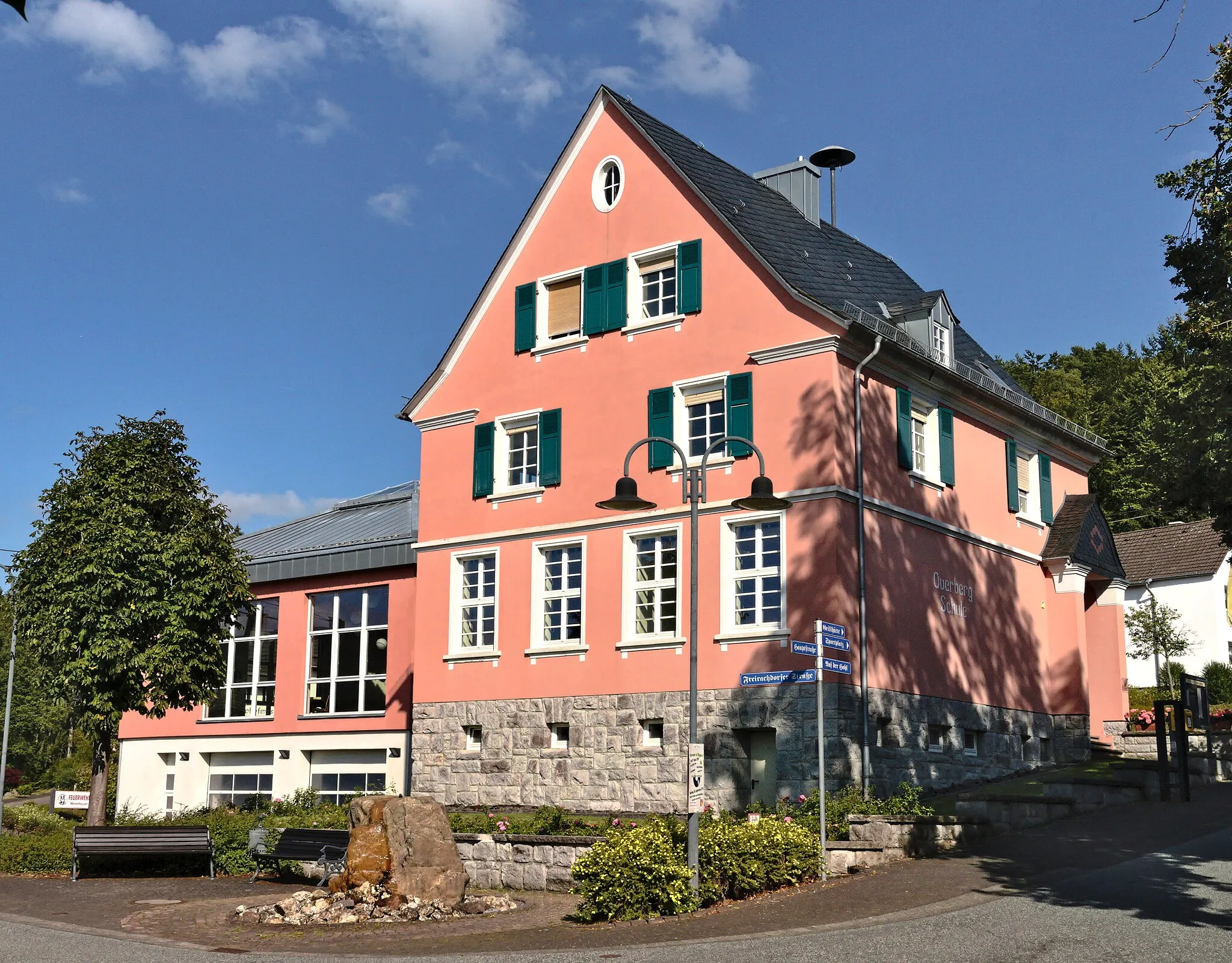 Photo showing: Overbergschule. Former school and current townhall and community centre. Seen from west. Location: Kirchstraße/Hauptstraße, Marienhausen, Landkreis Neuwied, Germany