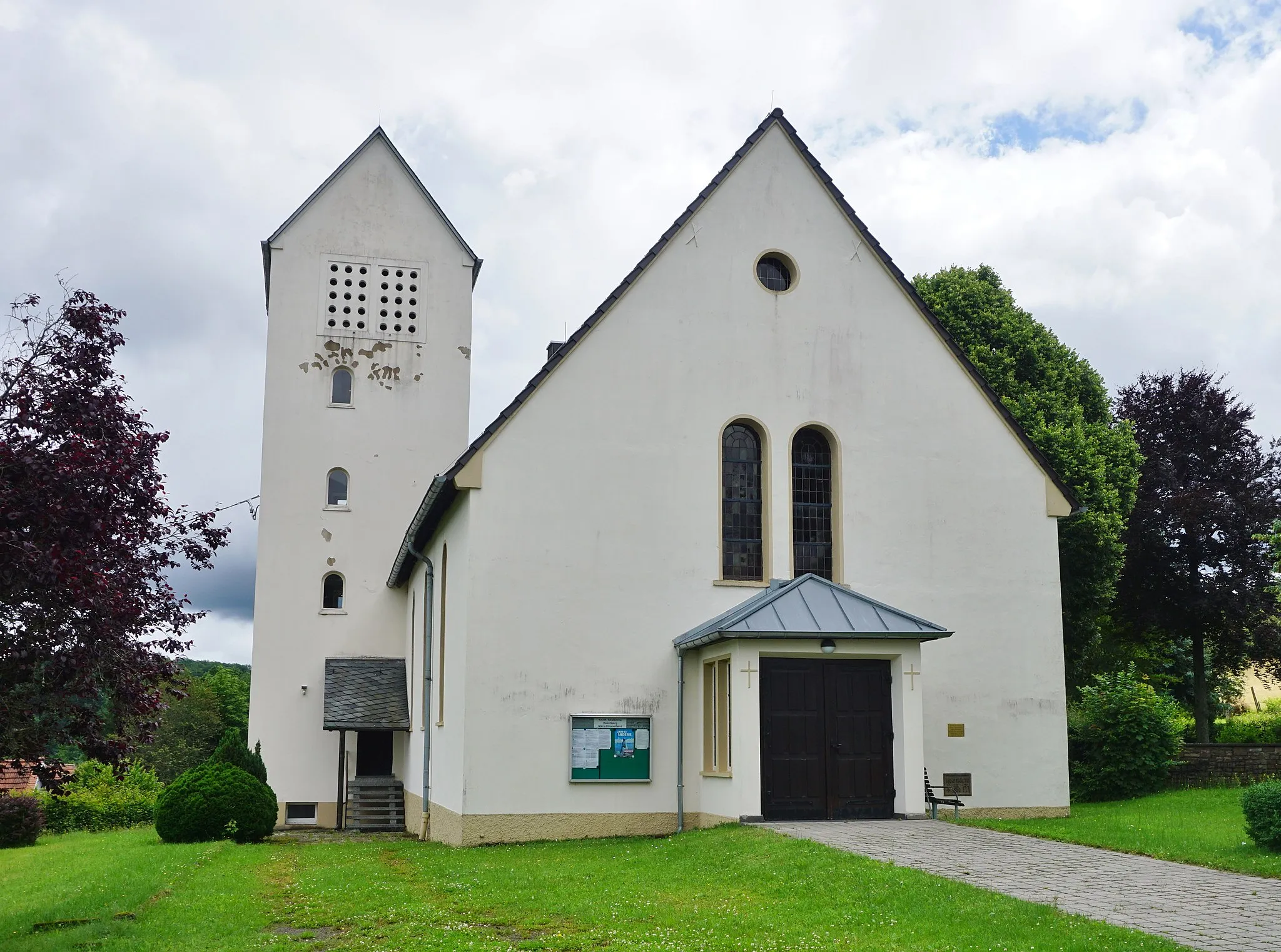 Photo showing: View of the west entrance and church tower of the Ruschberg Catholic Church.