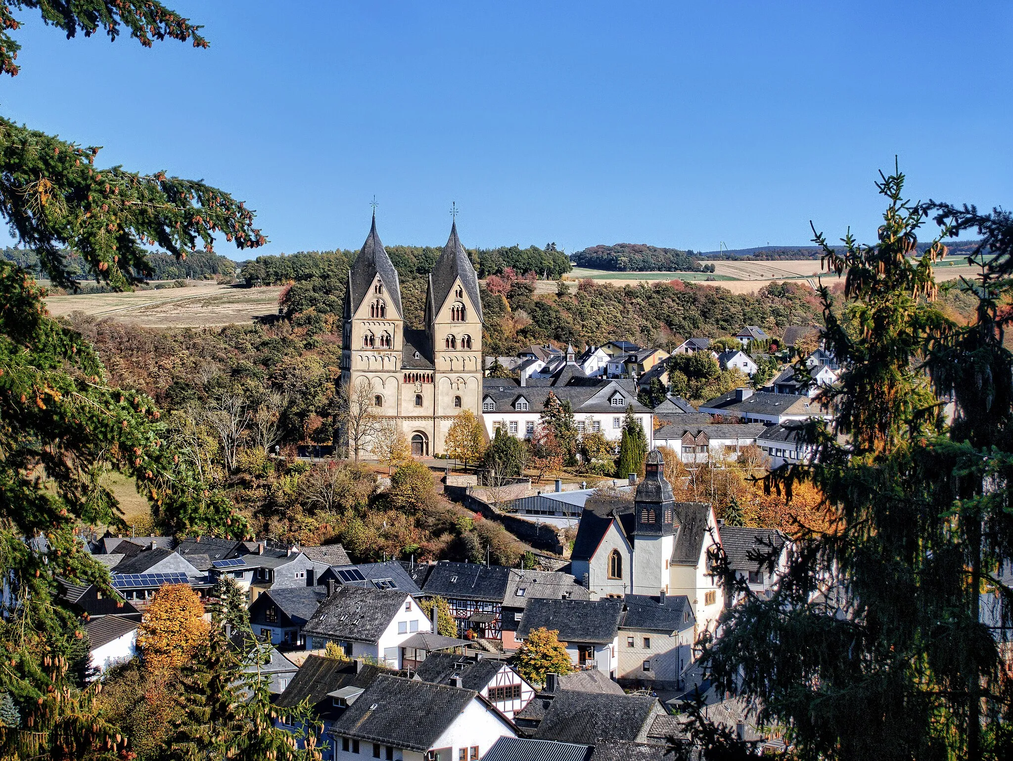 Photo showing: Ravengiersburg mit dem dominierenden "Hunsrückdom" und der neugotischen evangelischen Kirche
