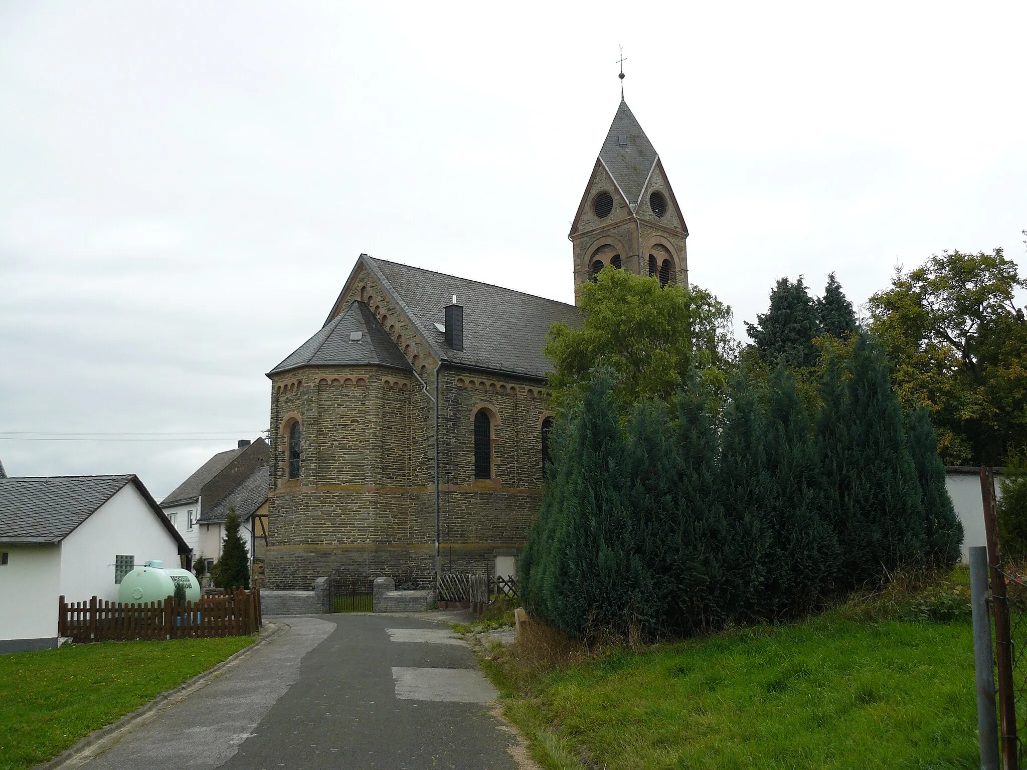 Photo showing: Cultural heritage monument in Laufersweiler, Die Fahrt 1: evangelic church, neo-romantic slate hall, 1892/93