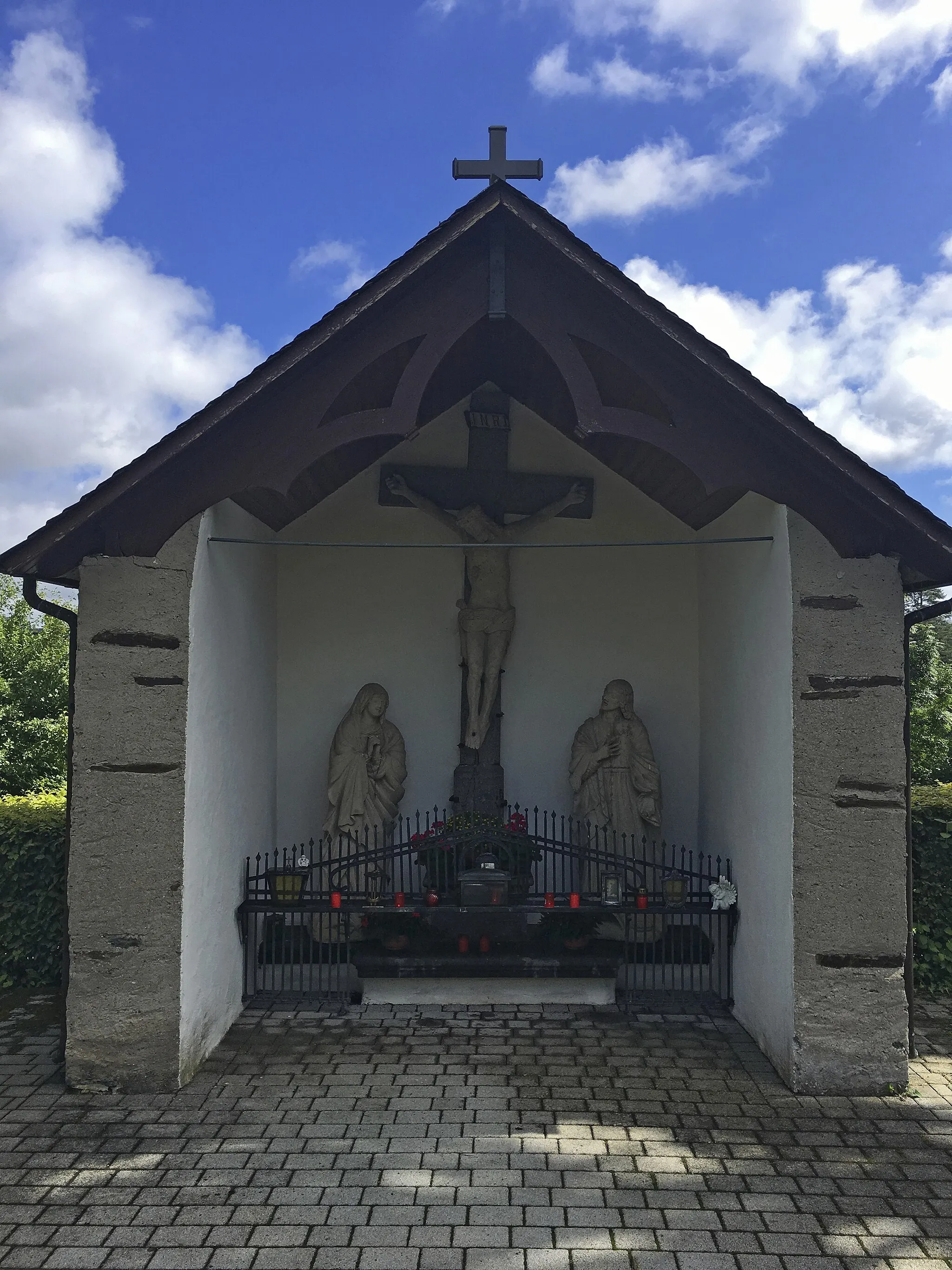 Photo showing: Kreuzigungsgruppe Friedhof Düngenheim - vermutlich aus Sandstein