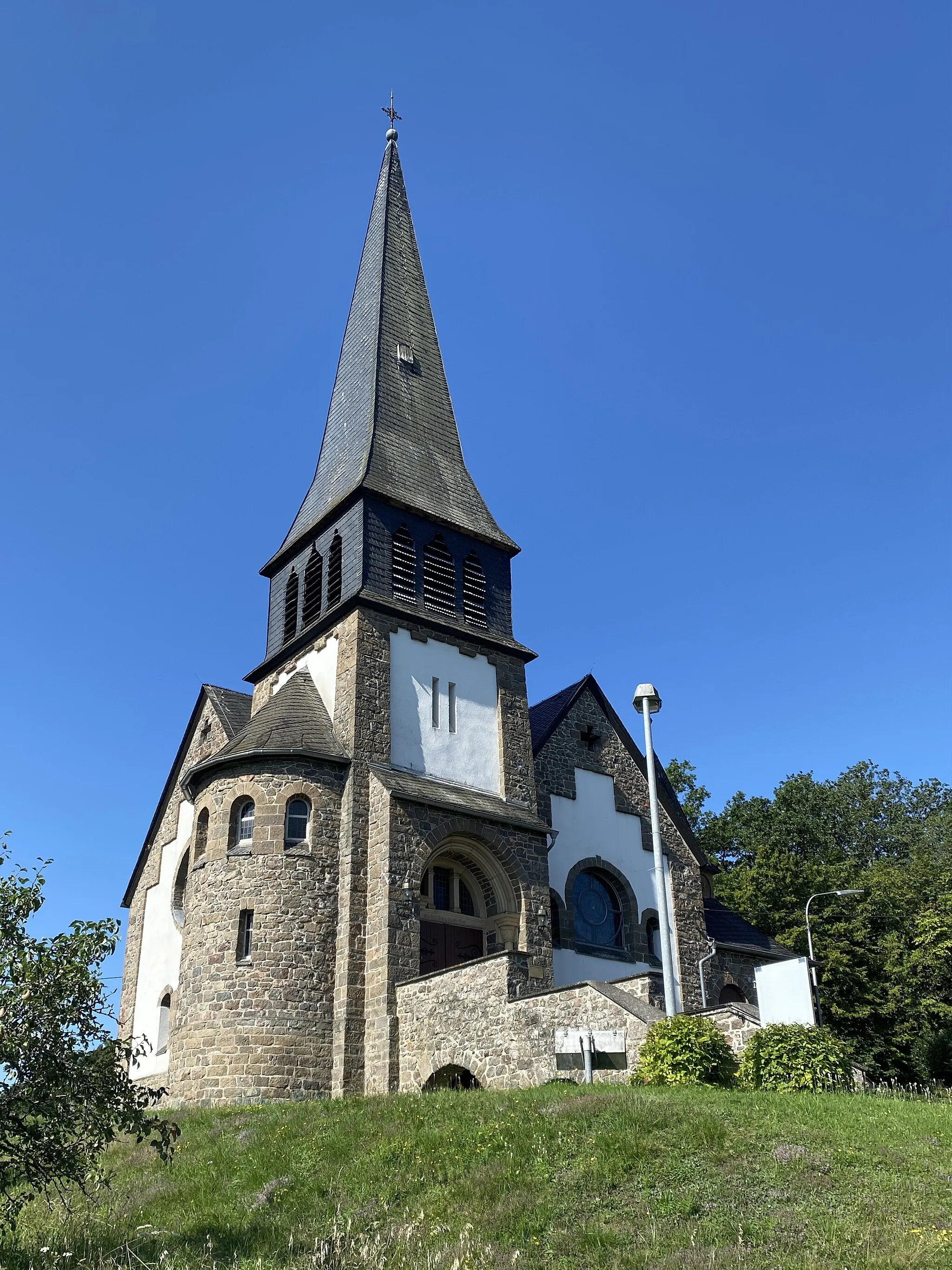 Photo showing: Blick auf die Ostseite der Kirche Berglangenbach im Landkreis Birkenfeld.