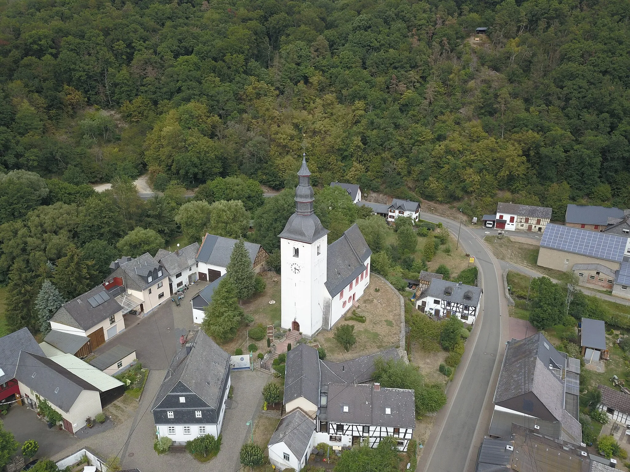 Photo showing: Evangelische Pfarrkirche in Marienfels mit Denkmalzone Kichplatz