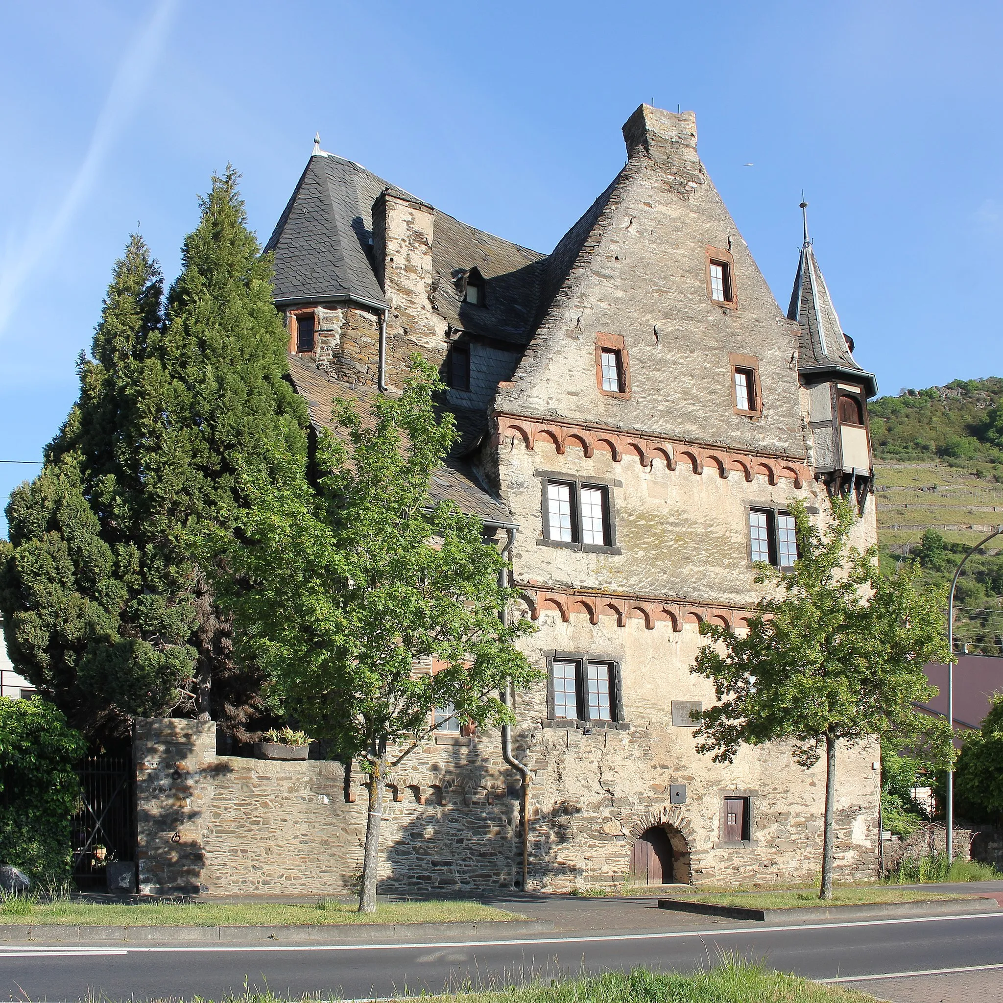 Photo showing: Burghaus in Karden, 1562 als Amts- und Wohnhaus von dem Schultheißen Simon Broy erbaut, Blick von Nordosten