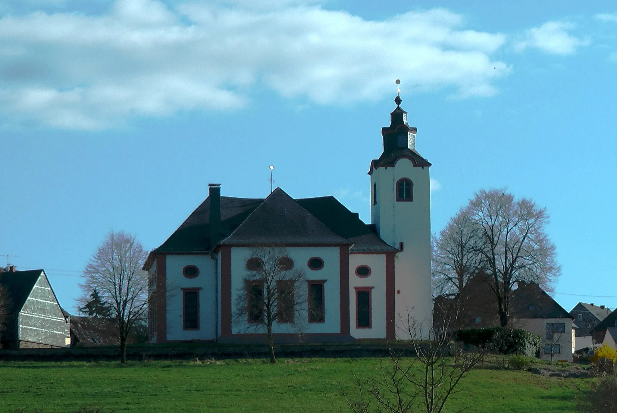 Photo showing: Protestant church Kleinich (Gernamy, Rhineland-Palatinate, Hunsrück) from the north.