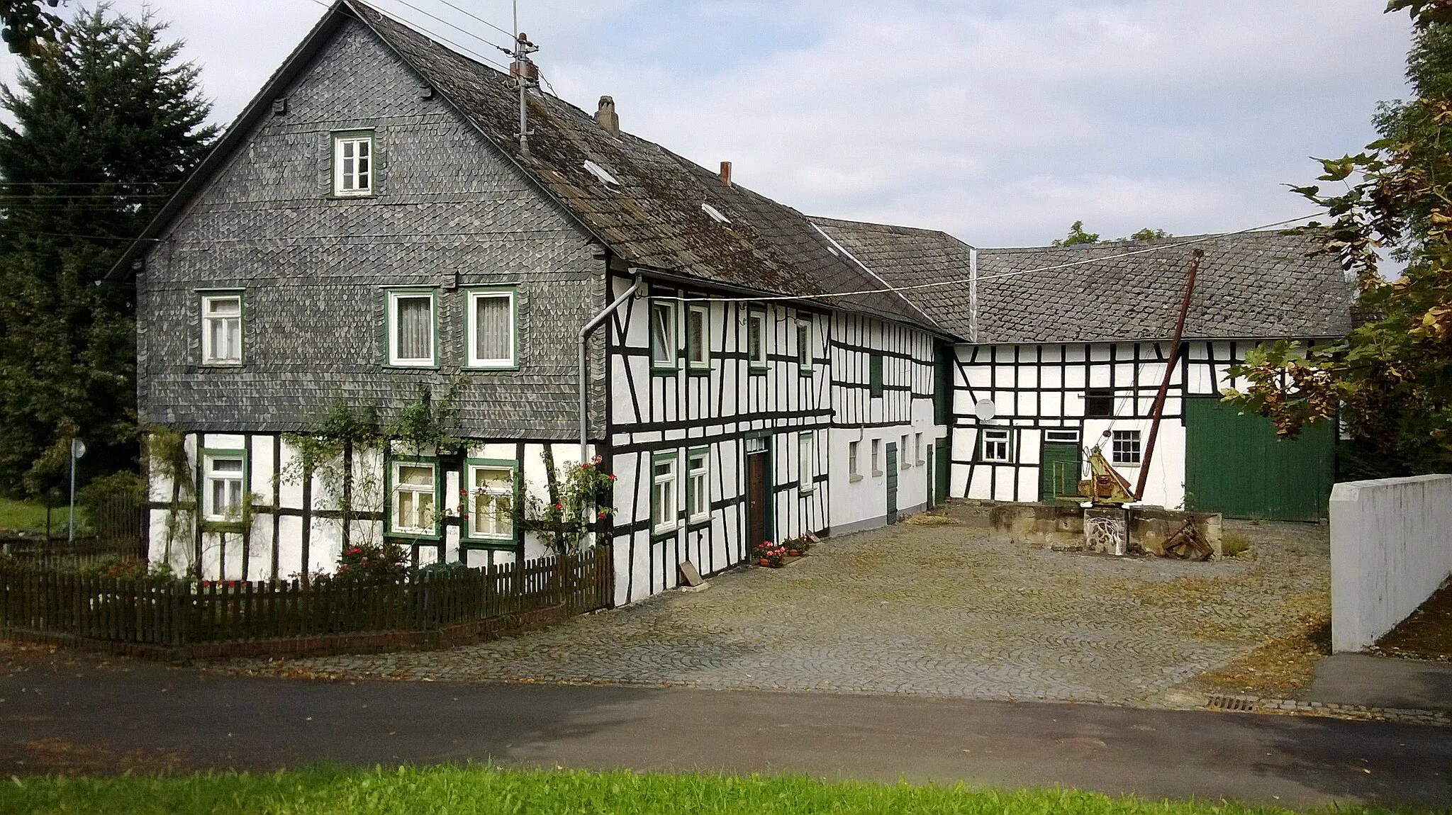 Photo showing: Südstraße 3 in Neitersen: stattliche Hofanlage, 19. Jahrhundert; Fachwerk-Quereinhaus, teilweise massiv, Fachwerkscheune