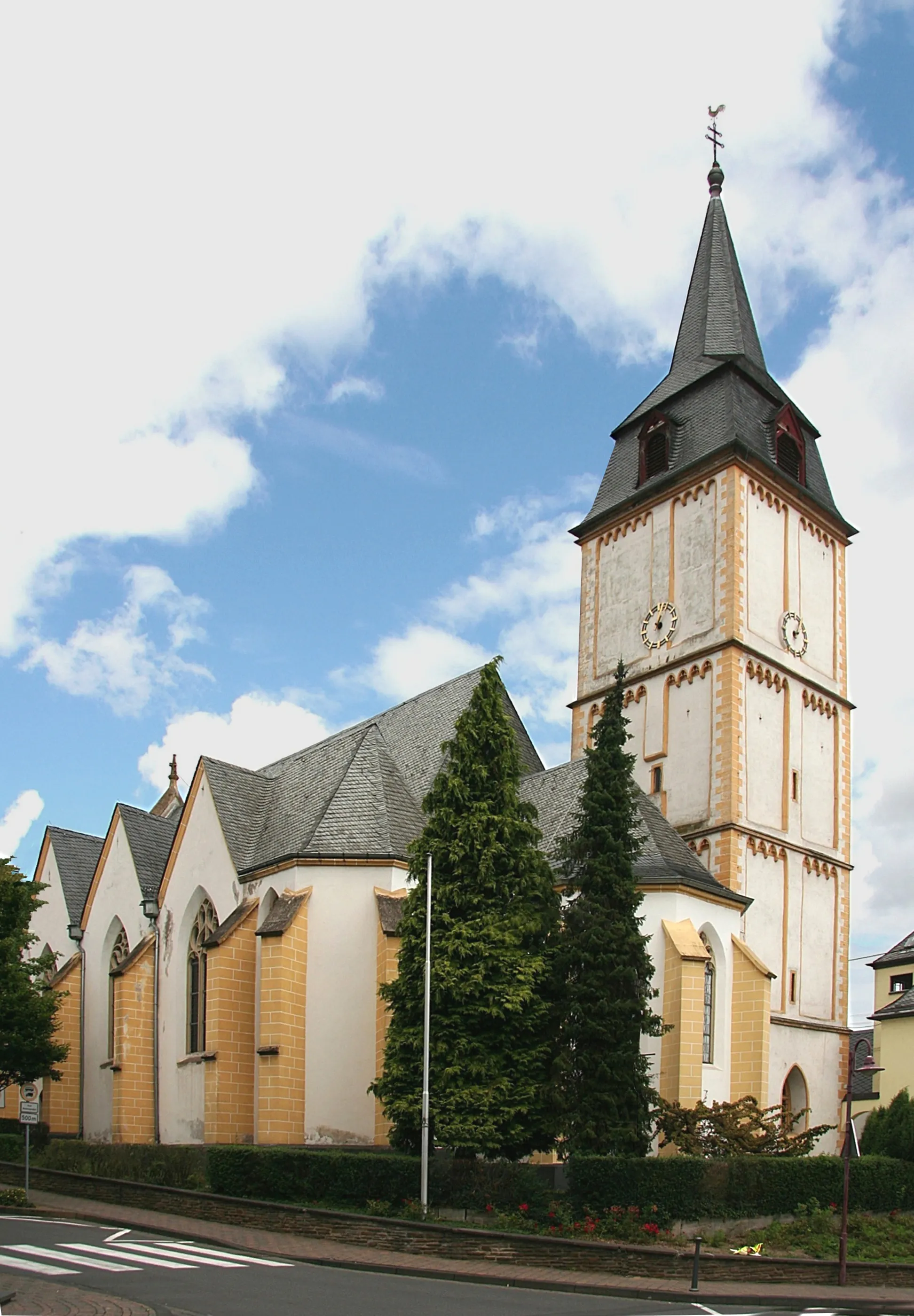 Photo showing: Katholische Pfarrkirche St. Bartholomäus in Kettig, Blick von Süden