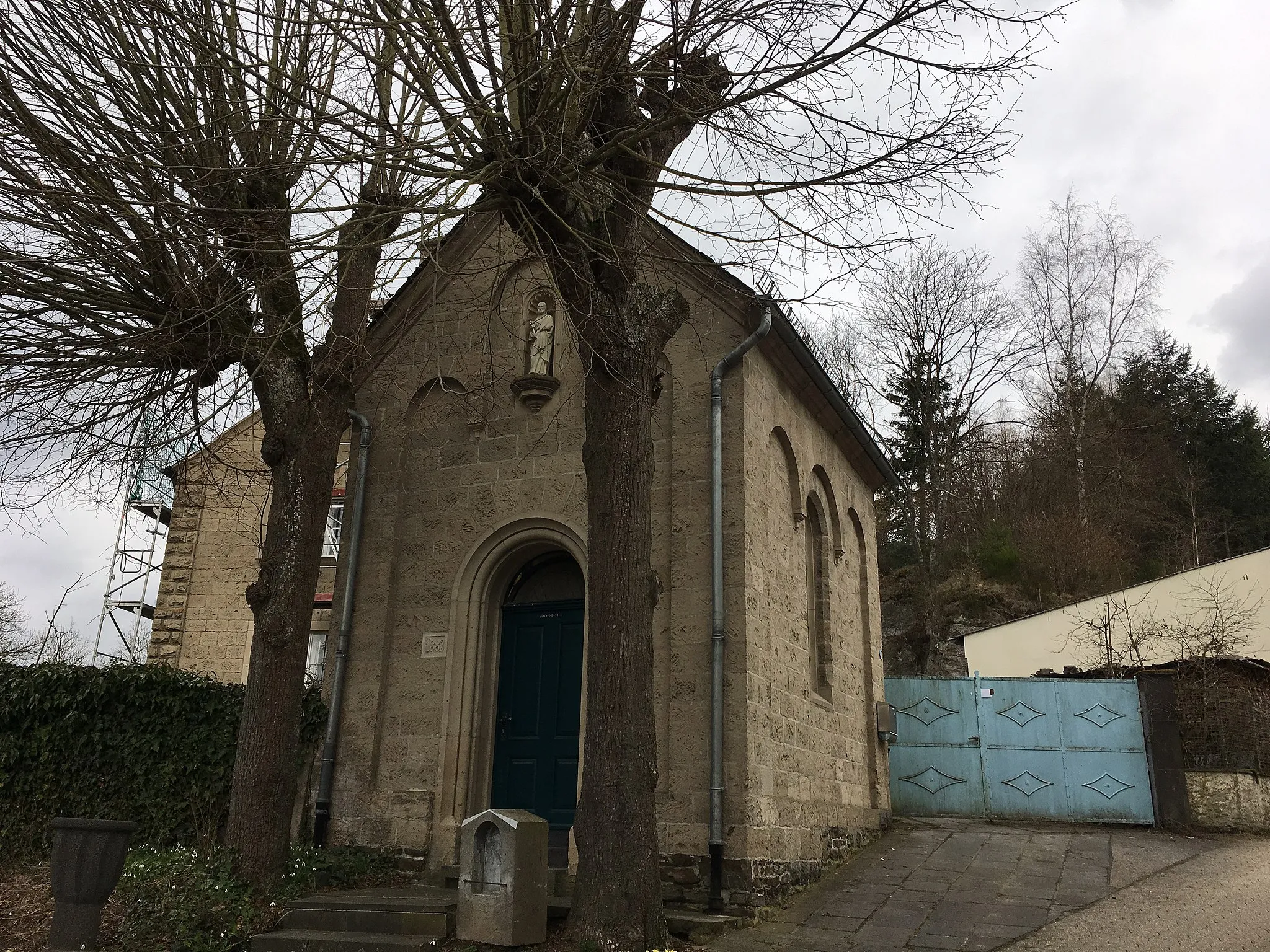 Photo showing: Die Marienkapelle in Rieden im Landkreis Mayen-Koblenz in Rheinland-Pfalz entstand im Jahr 1882 im Stil der Neuromanik. Im Innern des nicht geosteten Bauwerks steht ein Blockaltar, der mit einem Vierpass und einem Griechischen Kreuz verziert ist.