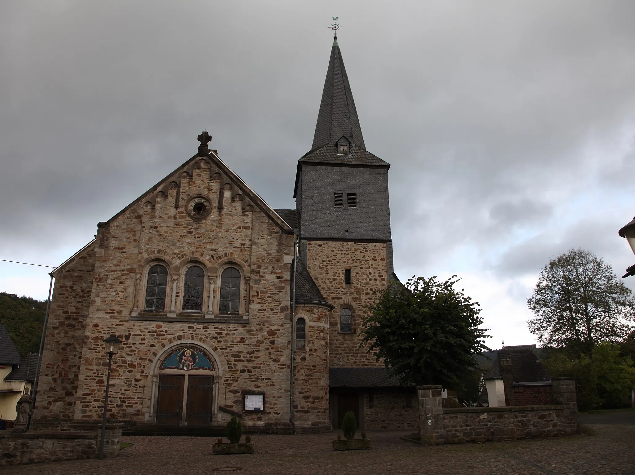 Photo showing: Catholic Parish Church St. Petrus was built in 1900/01.