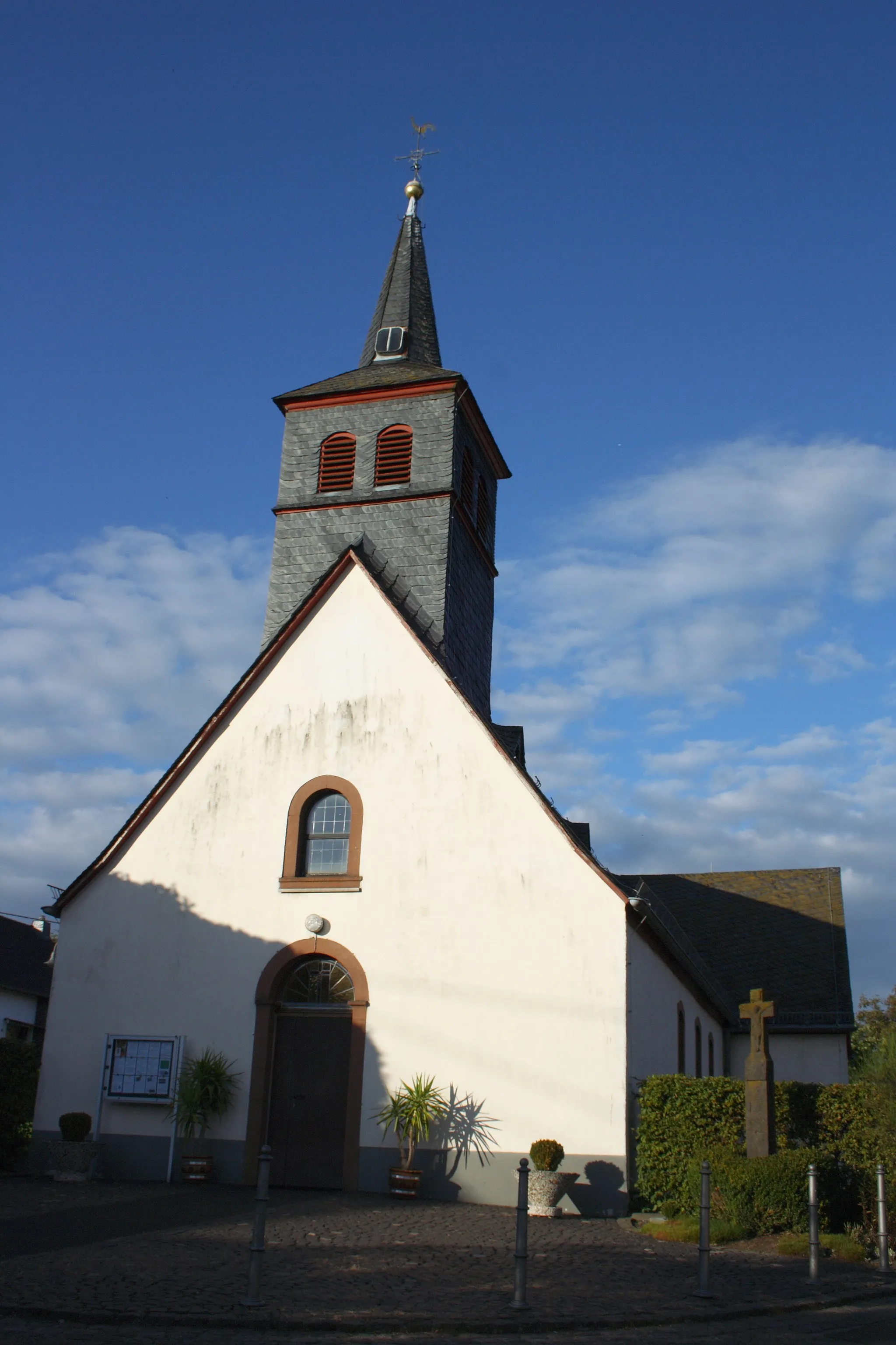 Photo showing: katholische Kirche Maria Rosenkranzkönigin in Auderath im Landkreis Cochem-Zell (Rheinland-Pfalz)