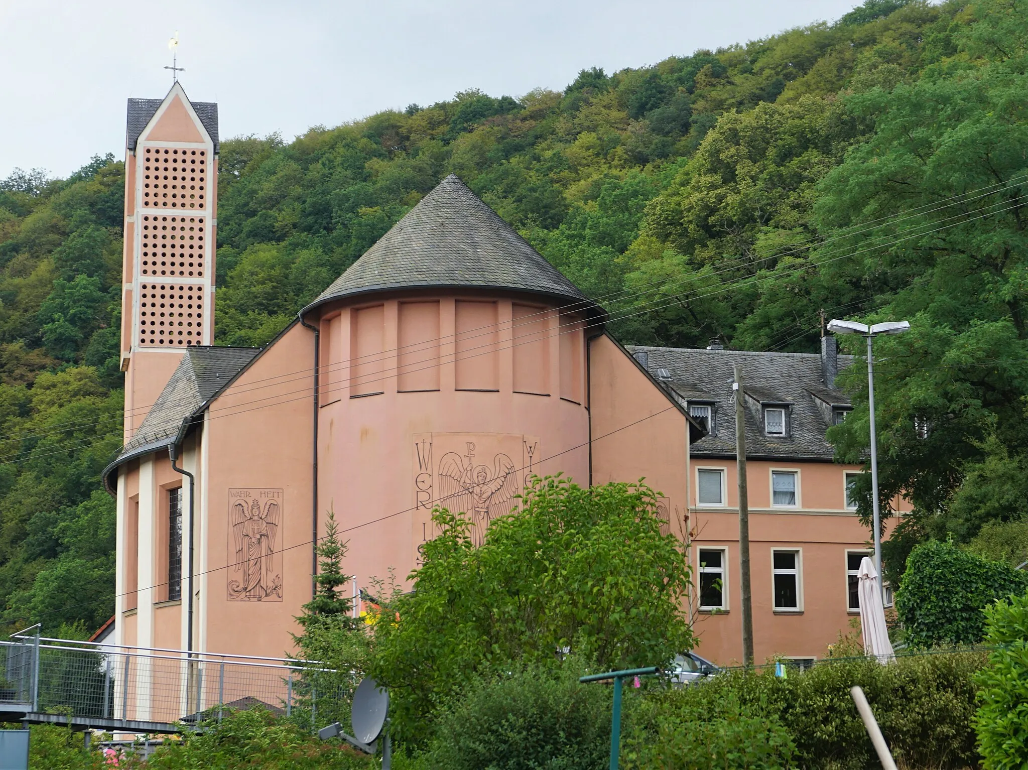 Photo showing: Panoramic view in west direction to the guardian angel church in Heimbach (Nahe).