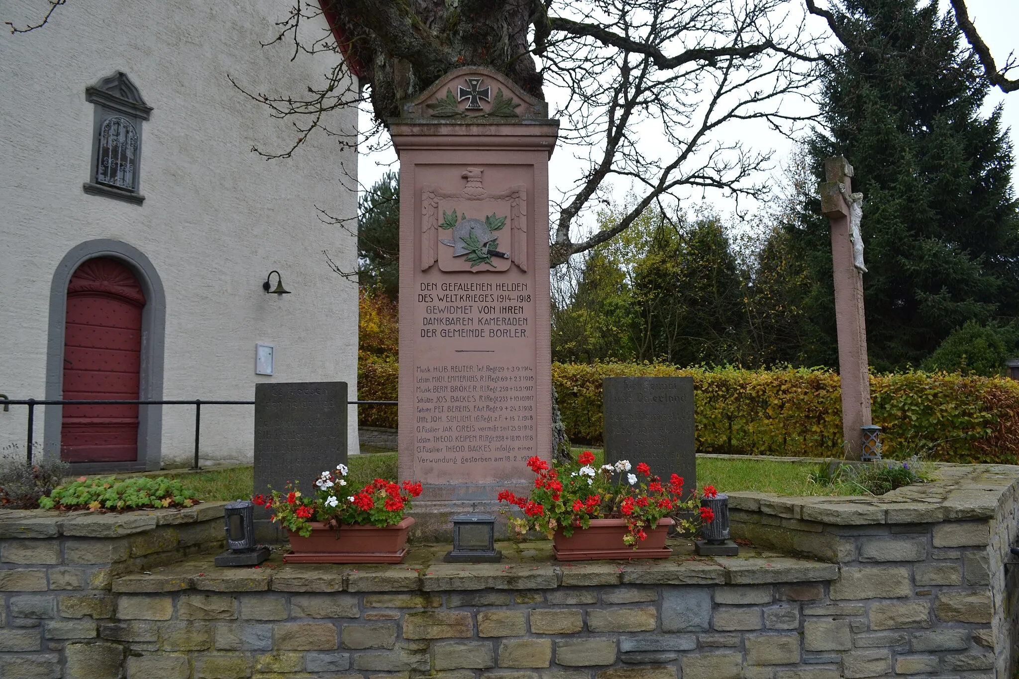 Photo showing: Roll of honour WW1 and WW2, in front of the chapel, village square