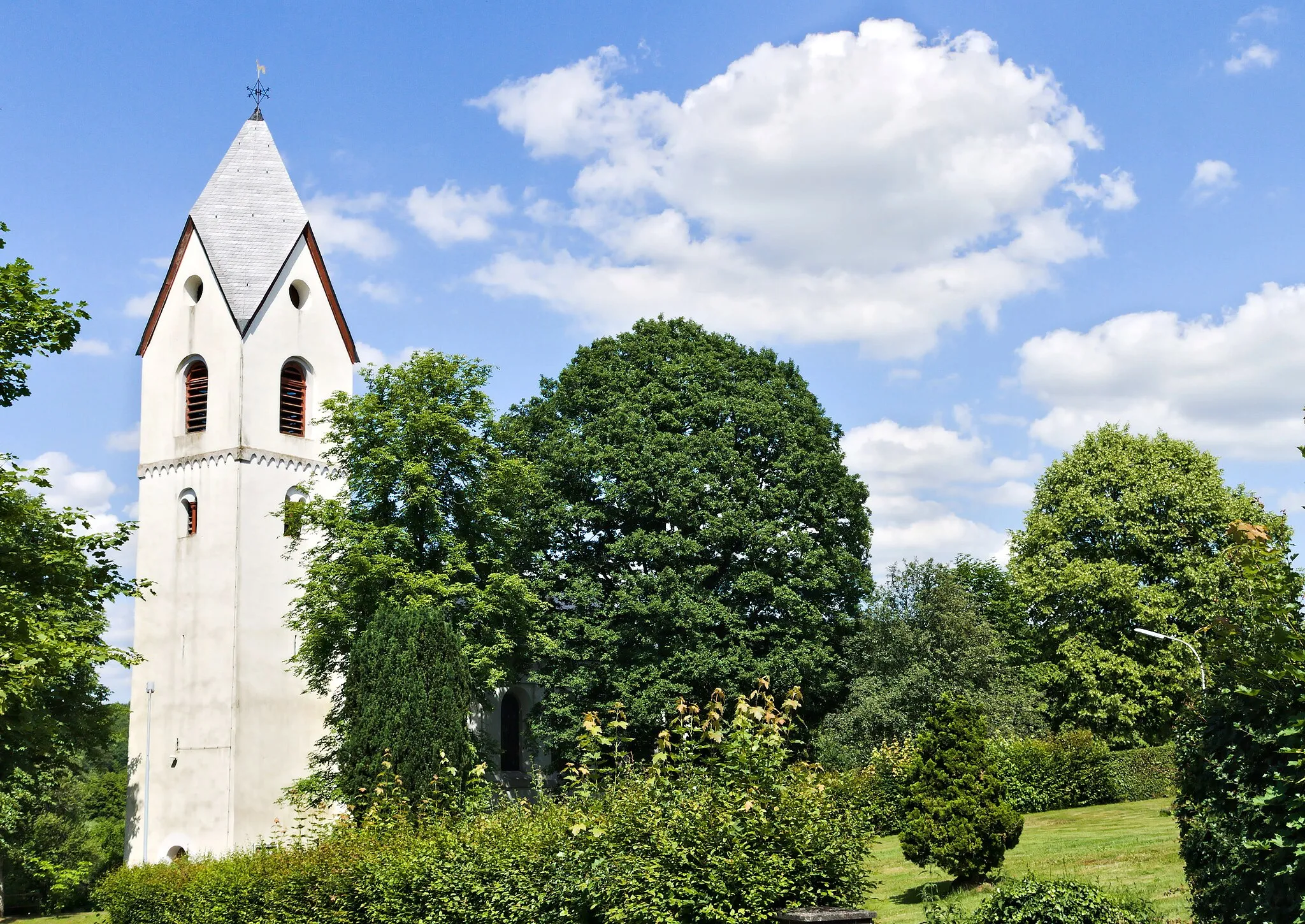 Photo showing: Cultural heritage monument: Protestant church from the second half of the 12th century; tower and hall from 1831. Steimeler Straße, Niederwambach, Westerwald, Germany. Seen from southwest