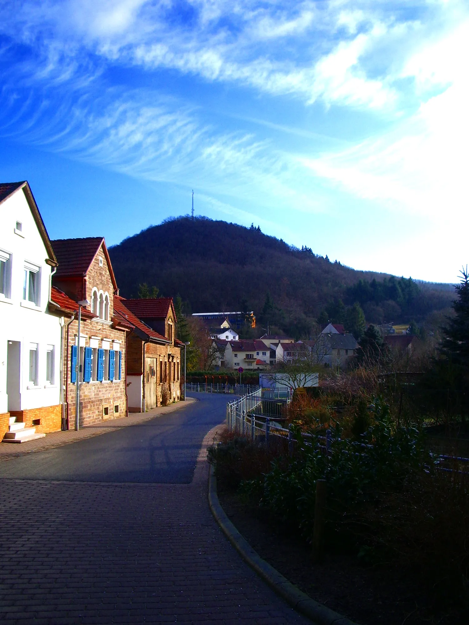 Photo showing: Kanalstraße Obermoschel mit dem Landsberg im Hintergrund