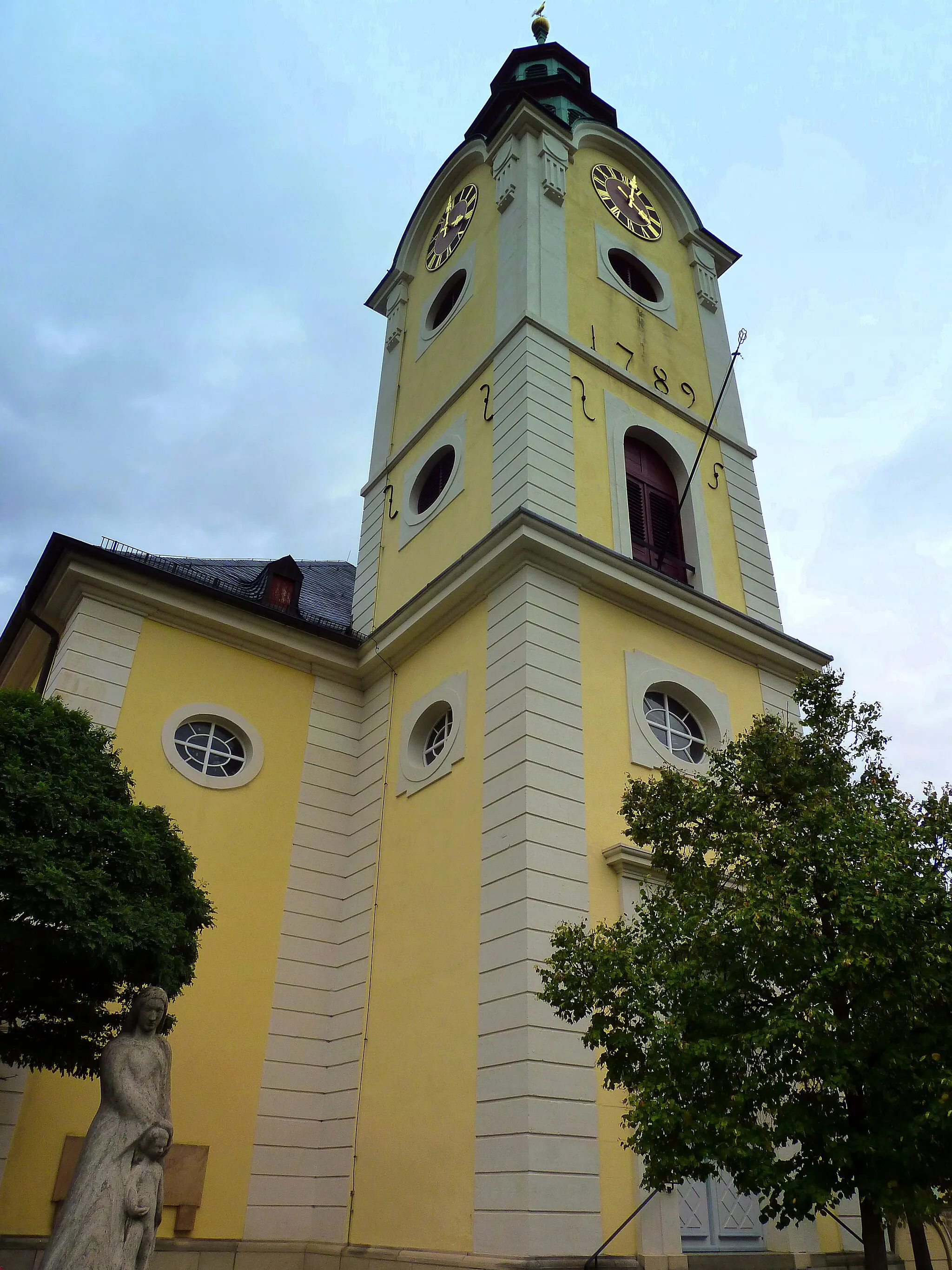 Photo showing: Die kath. Kirche in Obermoschel wurde um 1867 erbaut. Hier stand im Mittelalter die  Kirche St. Peter