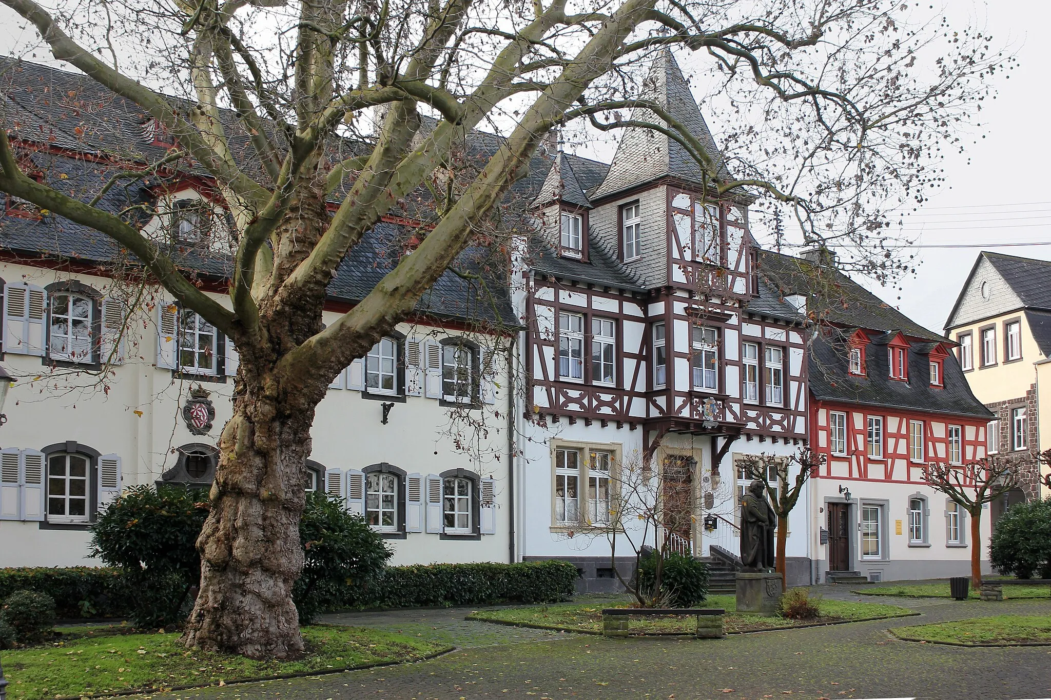 Photo showing: Bassenheim, Pfarrhaus von 1781 und Rentamt am Walpotplatz, etwa 19. oder 20. Jahrhundert, Fachwerkhaus daneben 18. Jahrhundert