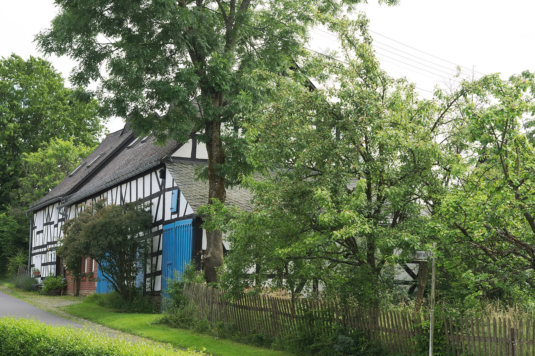 Photo showing: Court and former sole half timbered house, errected around 1789, later enlarged. Cultural heritage monument. Zum Dornbach 2, Merkelbach village, Westerwald, Germany