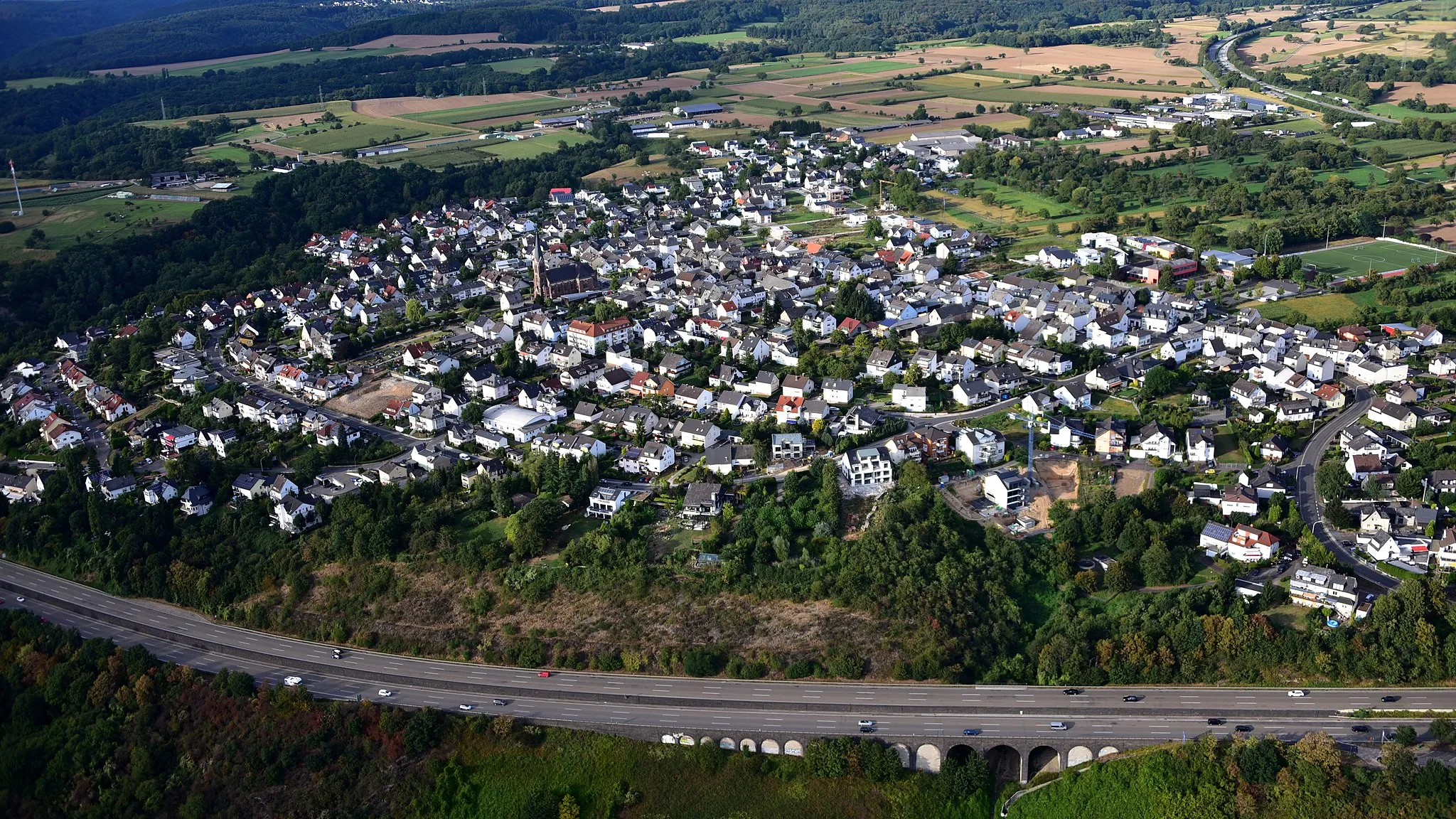 Photo showing: Weitersburg, Luftaufnahme (2016)