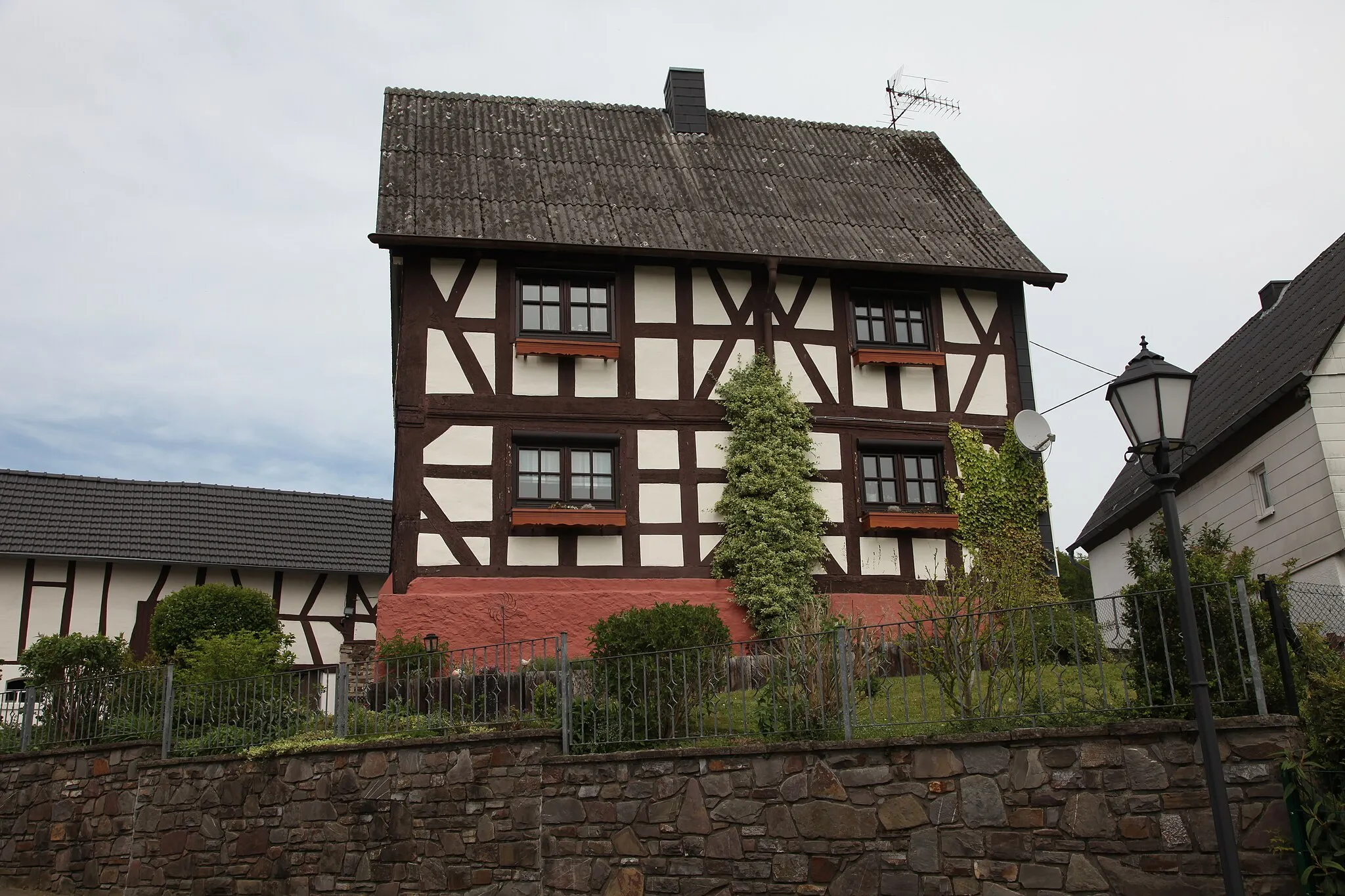 Photo showing: Oberlahr timbered house, heritage building, street named Hauptstr. 9 from 18th century