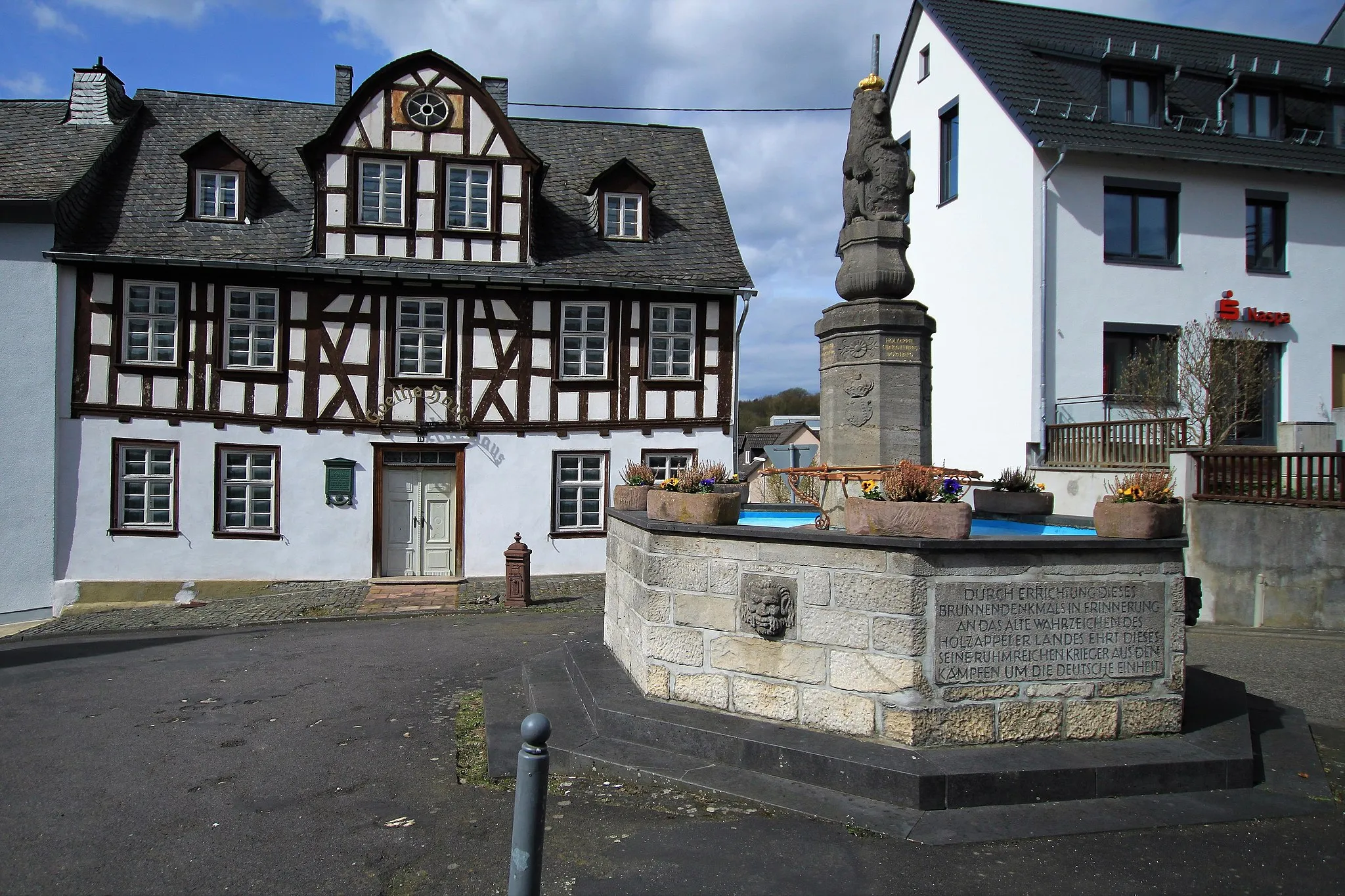 Photo showing: Holzappel, Bärenbrunnen am unteren Marktplatz, vor Hauptstrasse 19